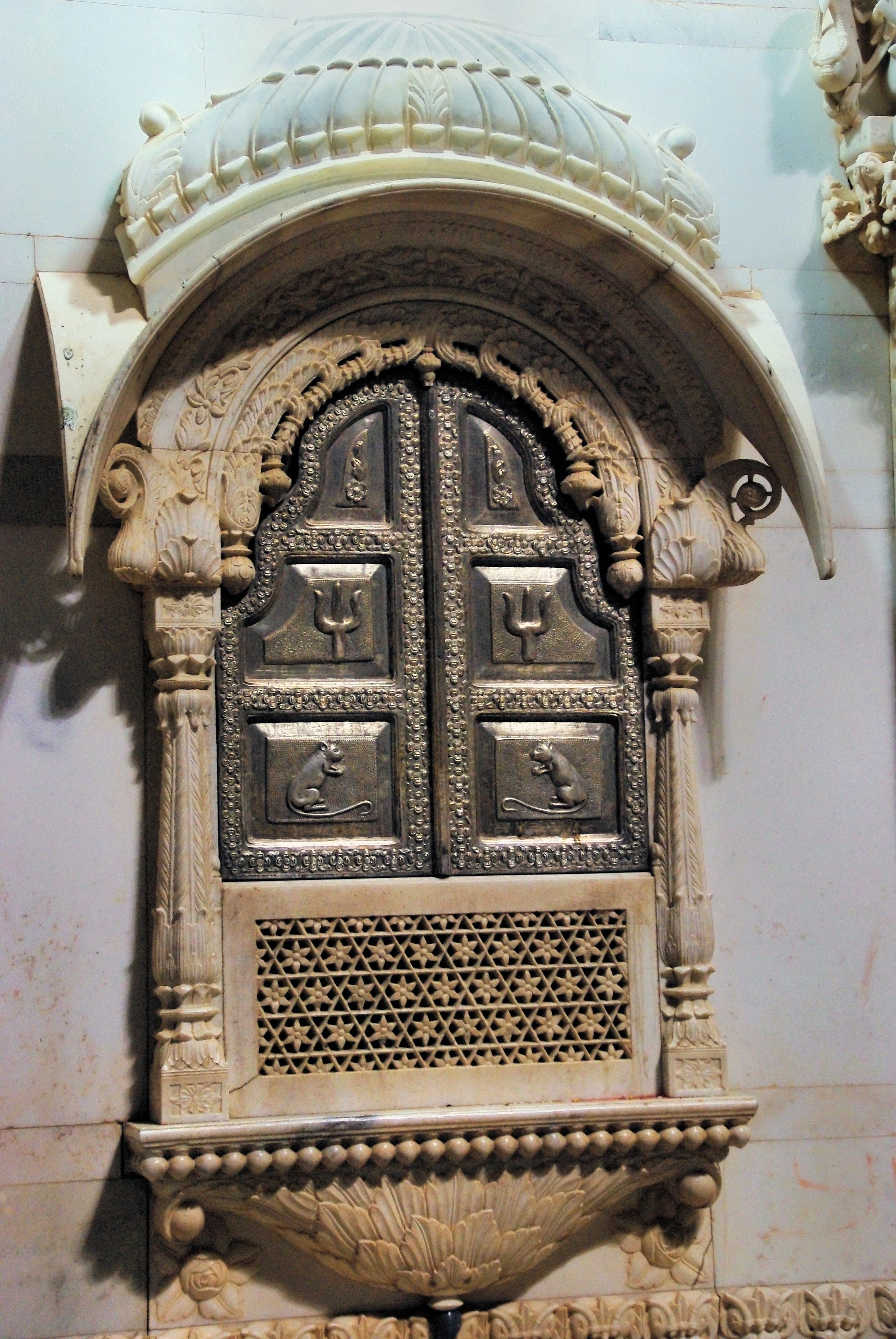 representation, belief, 4K, pattern, palace, Window, carving, entrance, spirituality, built structure, India, no people, creativity, wall - building feature, Phone HD Wallpaper
