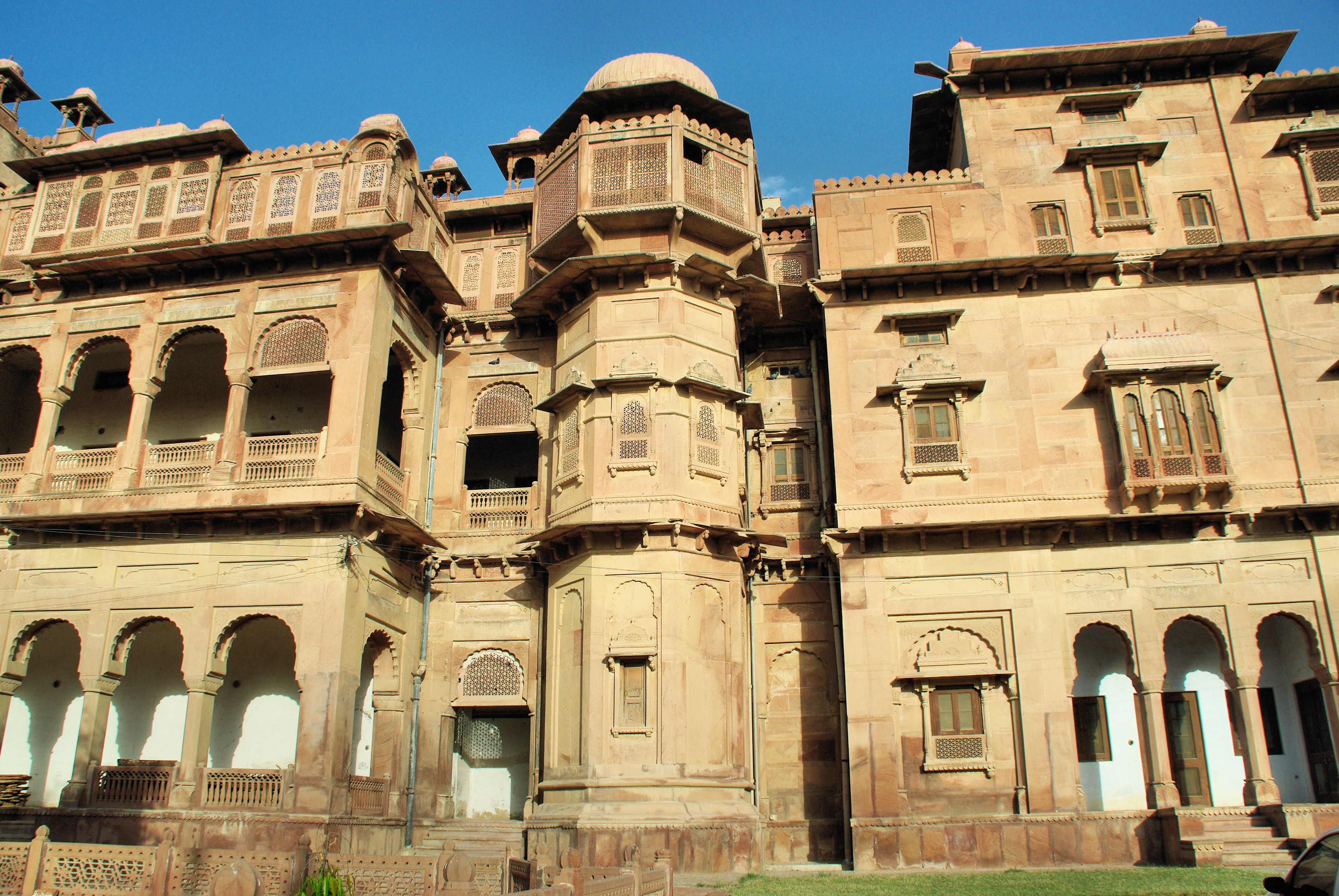 decoration, architecture, low angle view, no people, jaisalmer, clear sky, the past, old, residential district, outdoors, sunlight, nature, day, history, HD Wallpaper