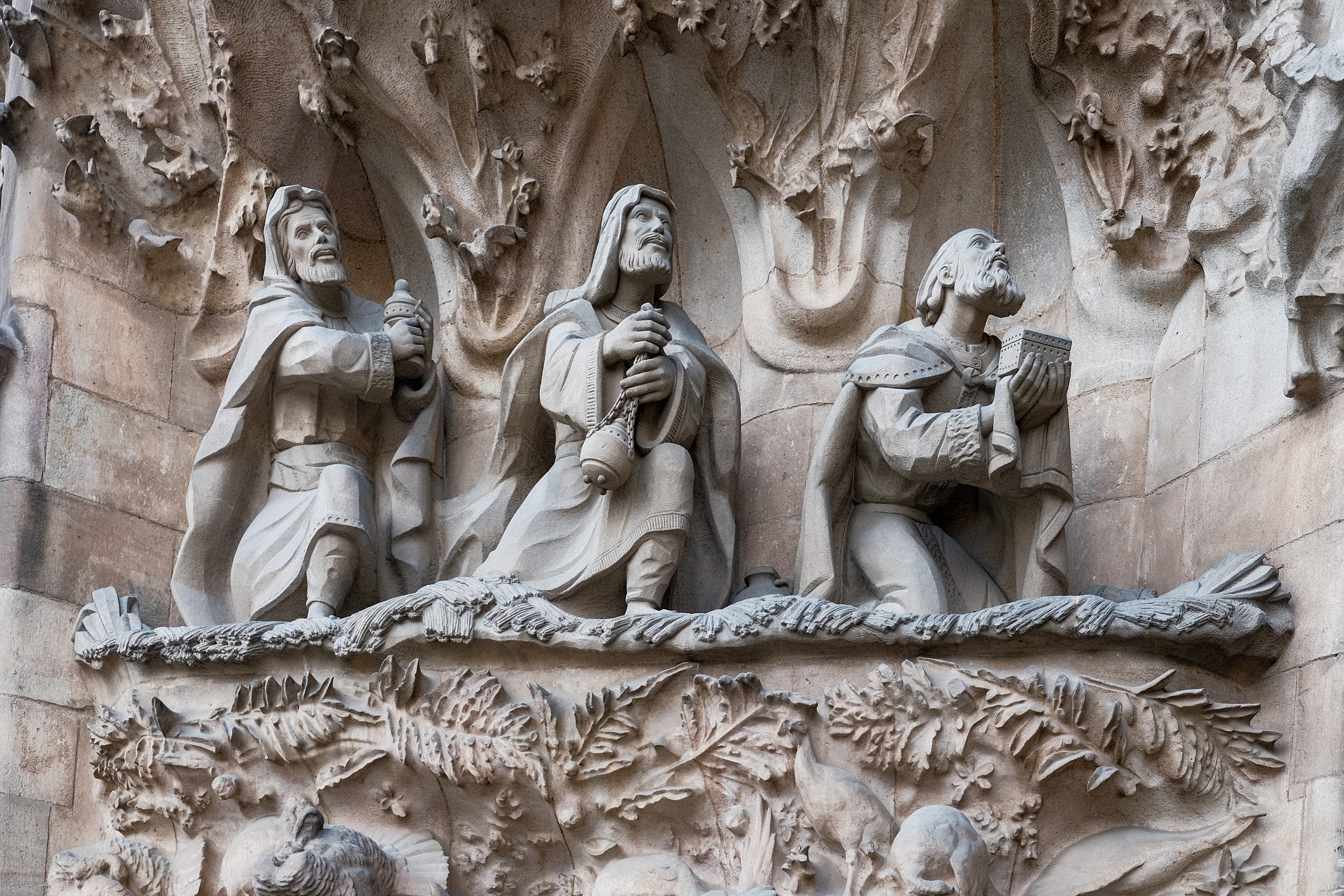 sculpture, day, built structure, carving, male likeness, architecture, spirituality, creativity, the past, barcelona, history, religion, low angle view, HD Wallpaper
