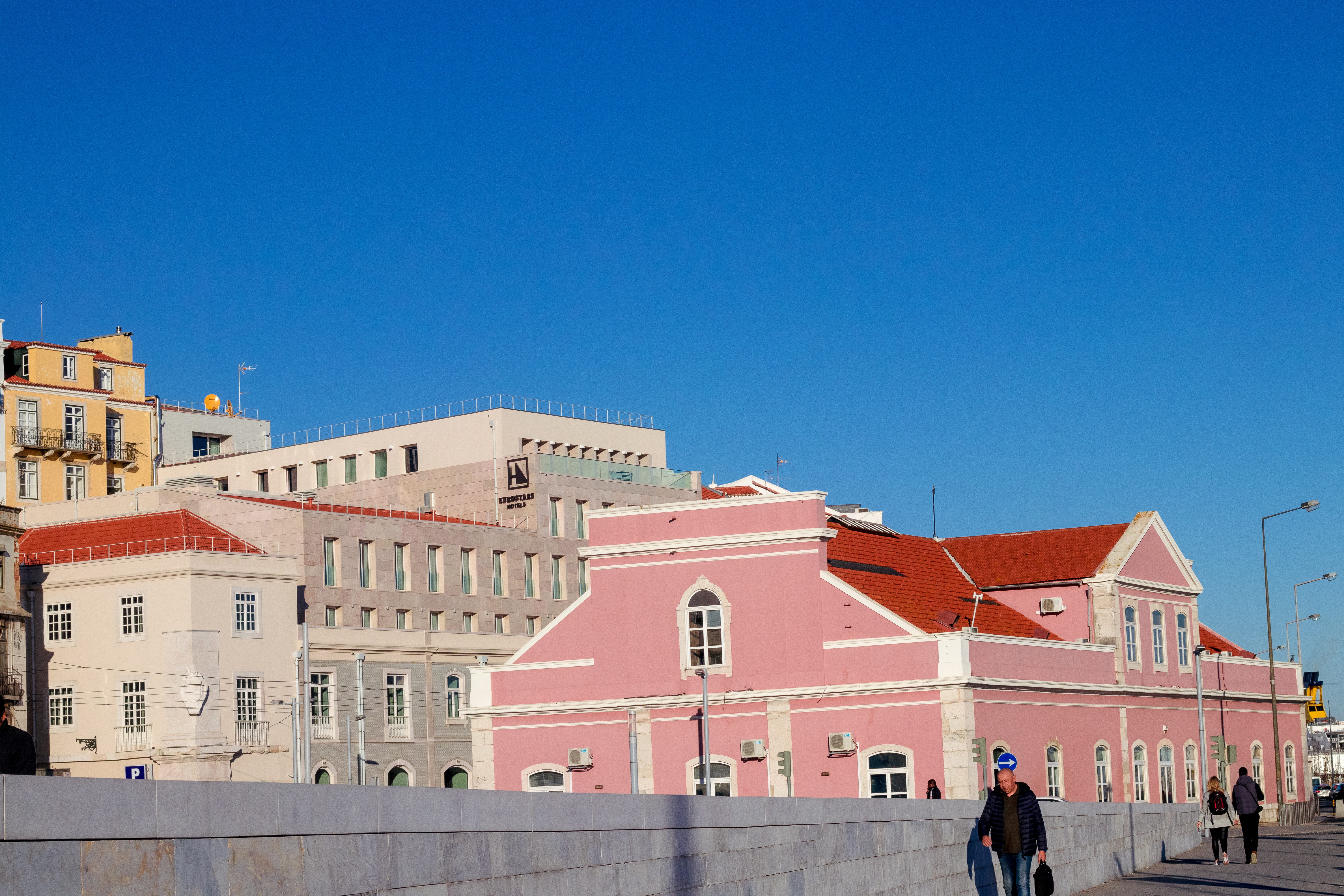 building exterior, roof, campus, spire, women, nature, sky, clear sky, architecture, dome, portugal, men, tree, pedestrian, walking, group of people, outdoors, HD Wallpaper