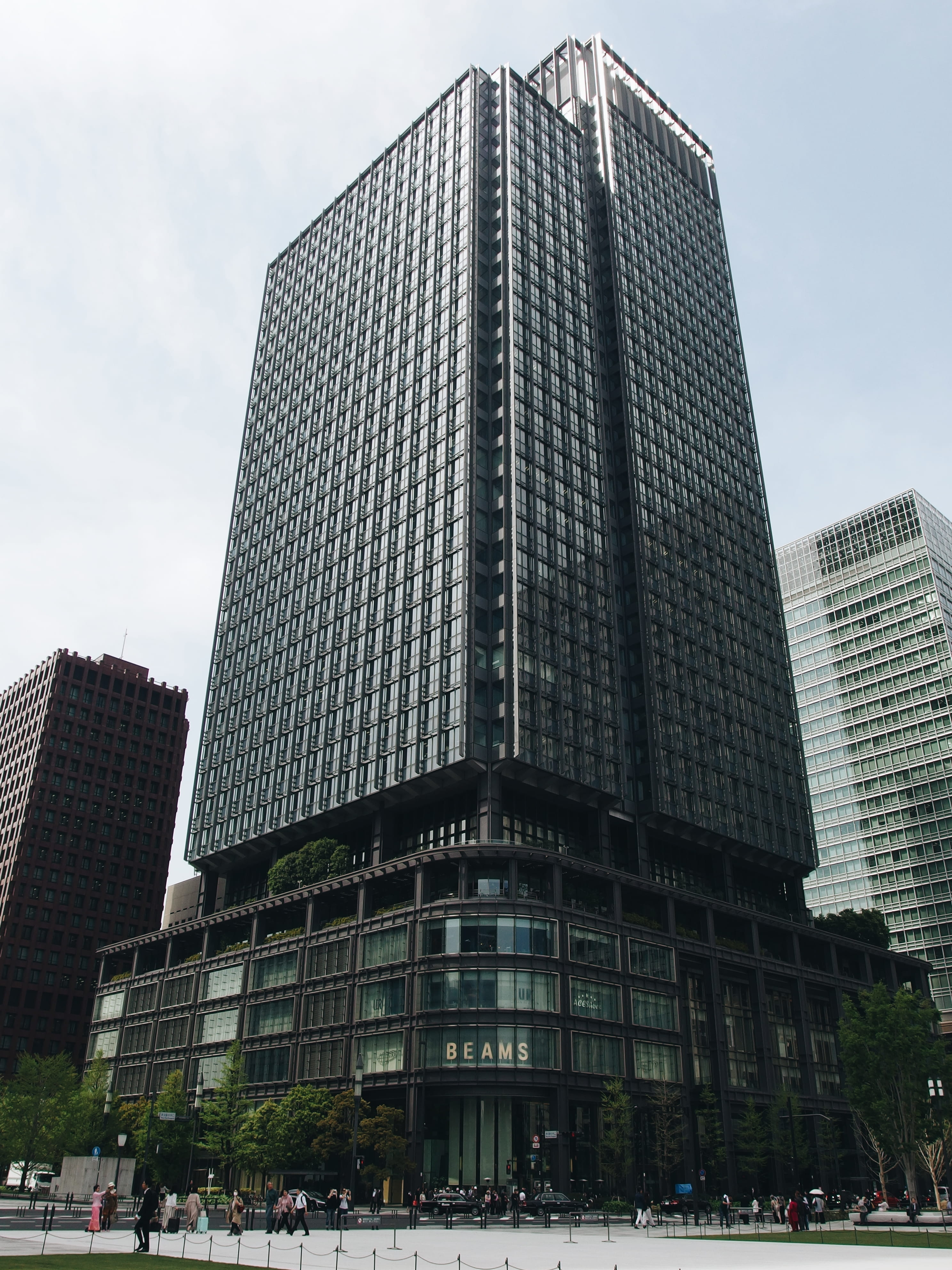 travel, glass - material, 4K, person, steeple, city, gray, skyscraper, outdoors, built structure, low angle view, highrise, housing, high rise, human, Phone HD Wallpaper