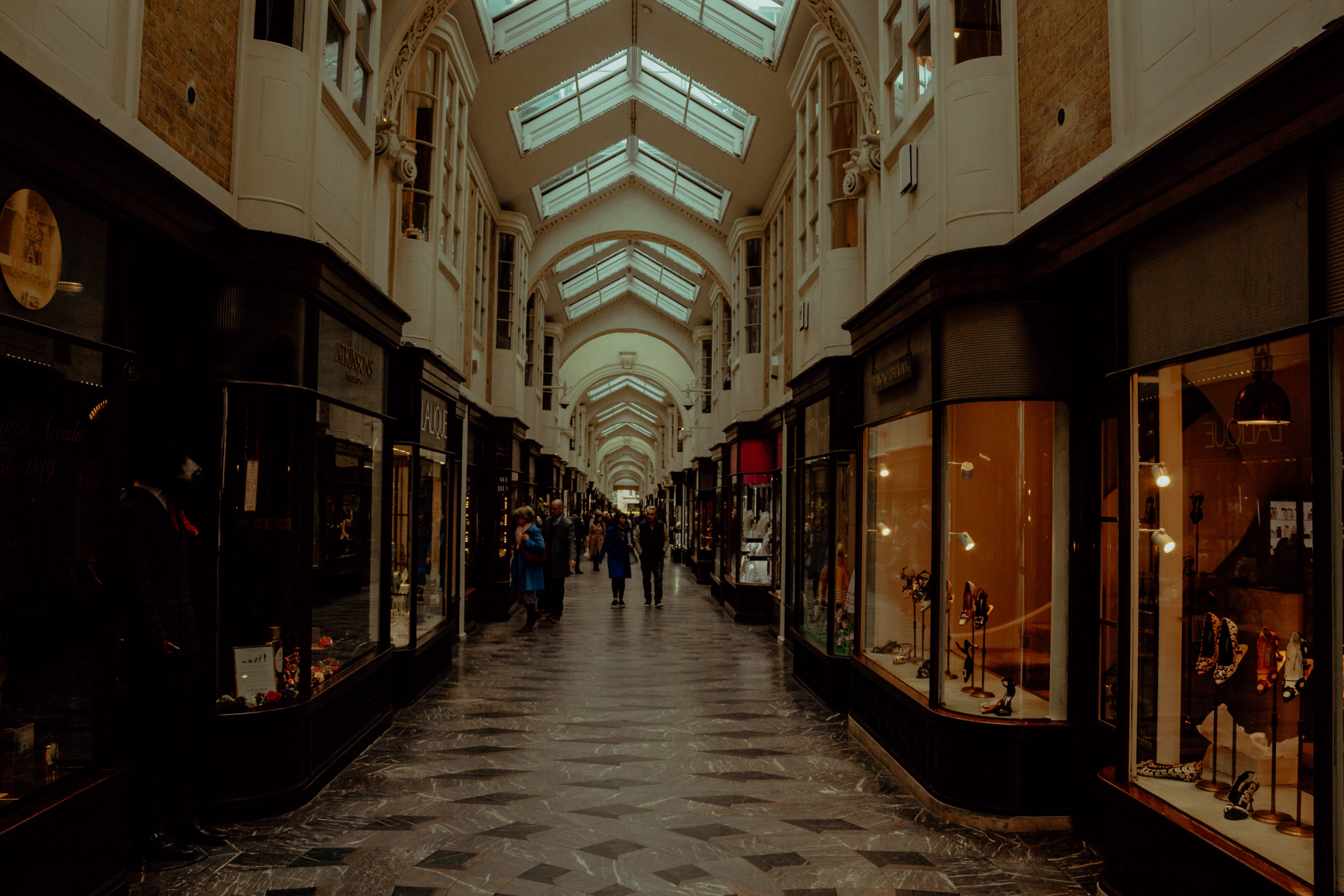 lighting equipment, architecture, city, group of people, skylight, real people, shoping, flooring, corridor, incidental people, illuminated, supermarket, HD Wallpaper