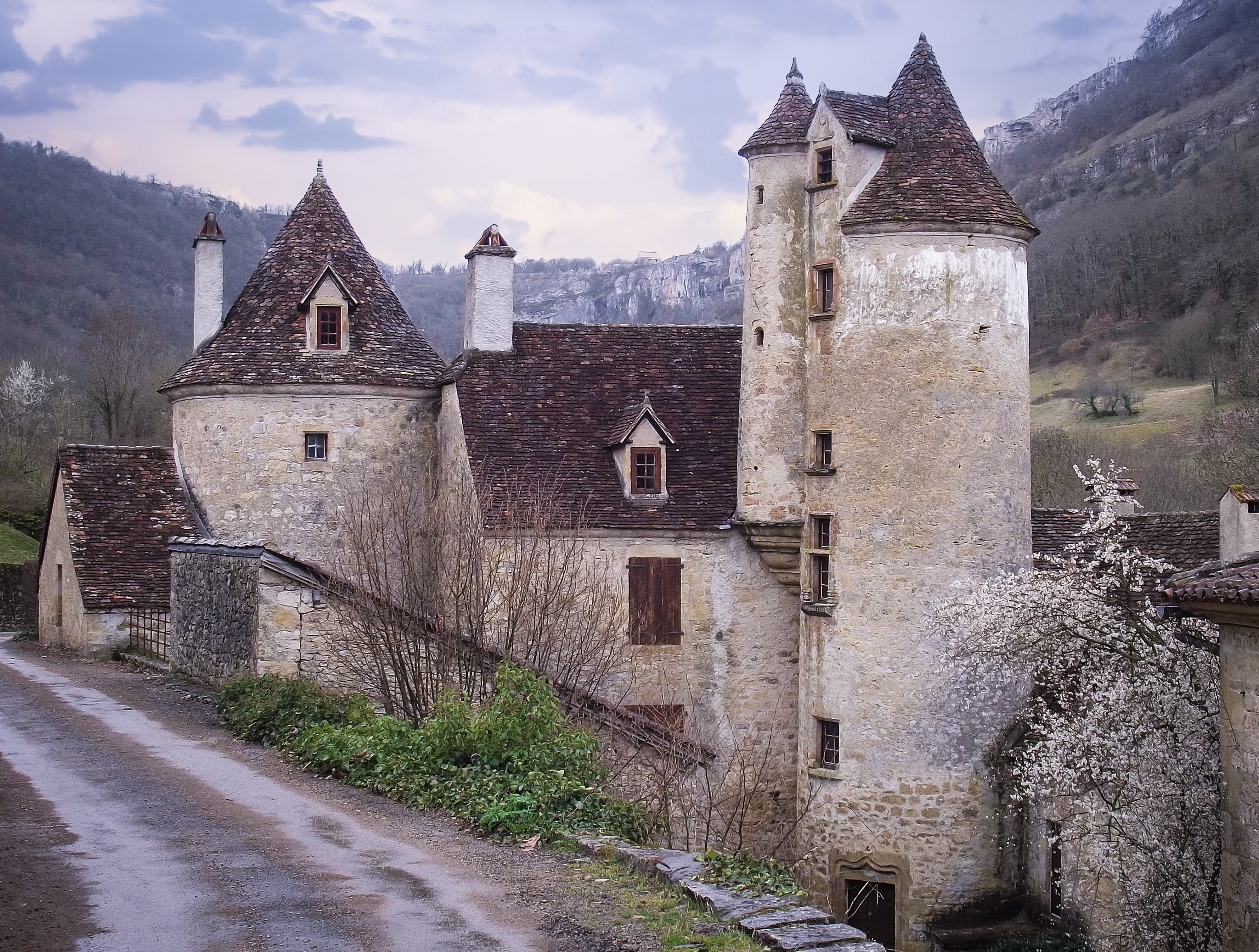 built structure, historic, place of worship, the way forward, exterior, house, sky, ancient, cloud - sky, outdoors, beige, no people, medieval, autoire, HD Wallpaper