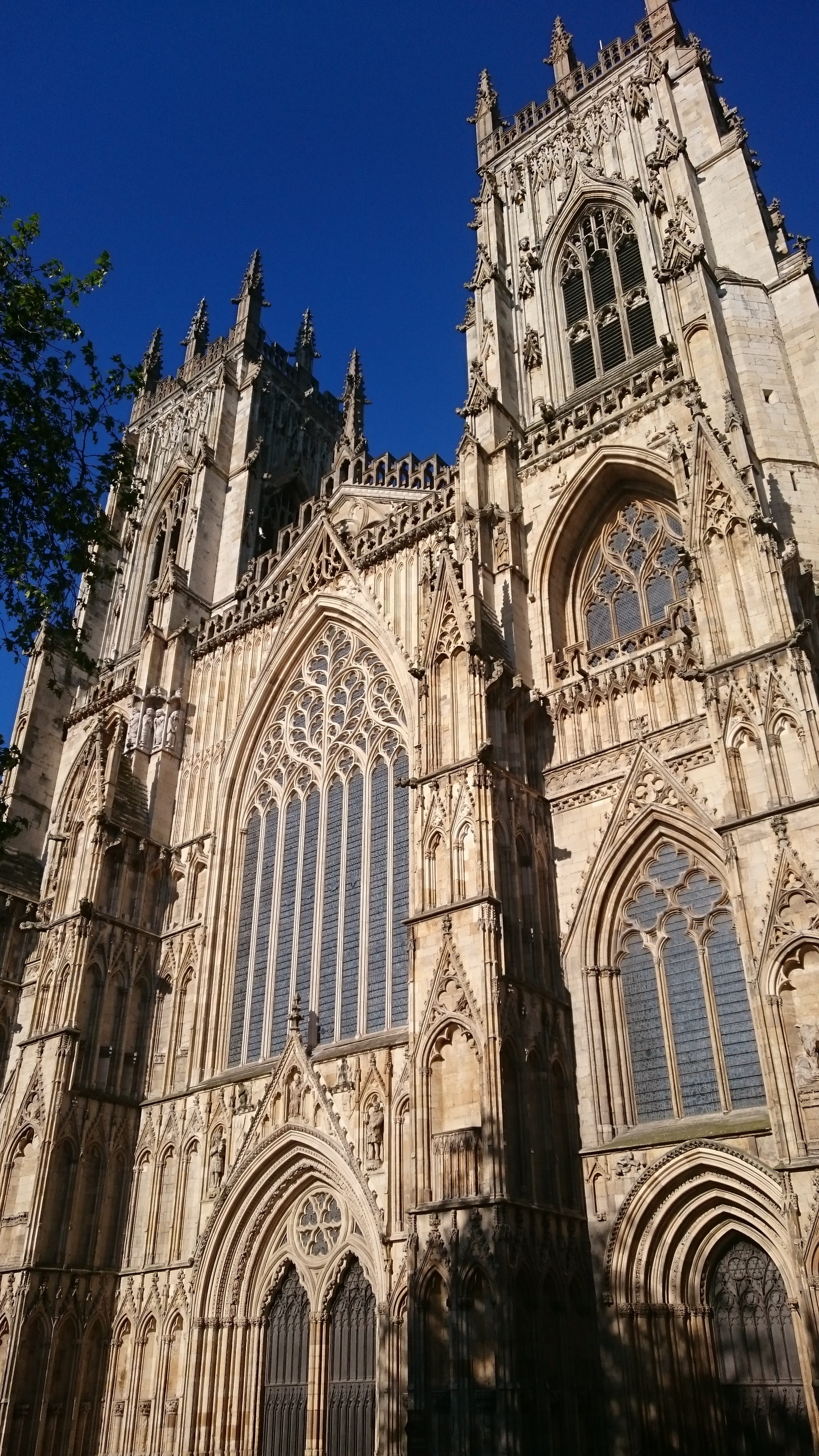 travel, low angle view, sky, architecture, ornate, arch, york minster, tourism, building exterior, gothic style, spirituality, 4K, travel destinations, Phone HD Wallpaper