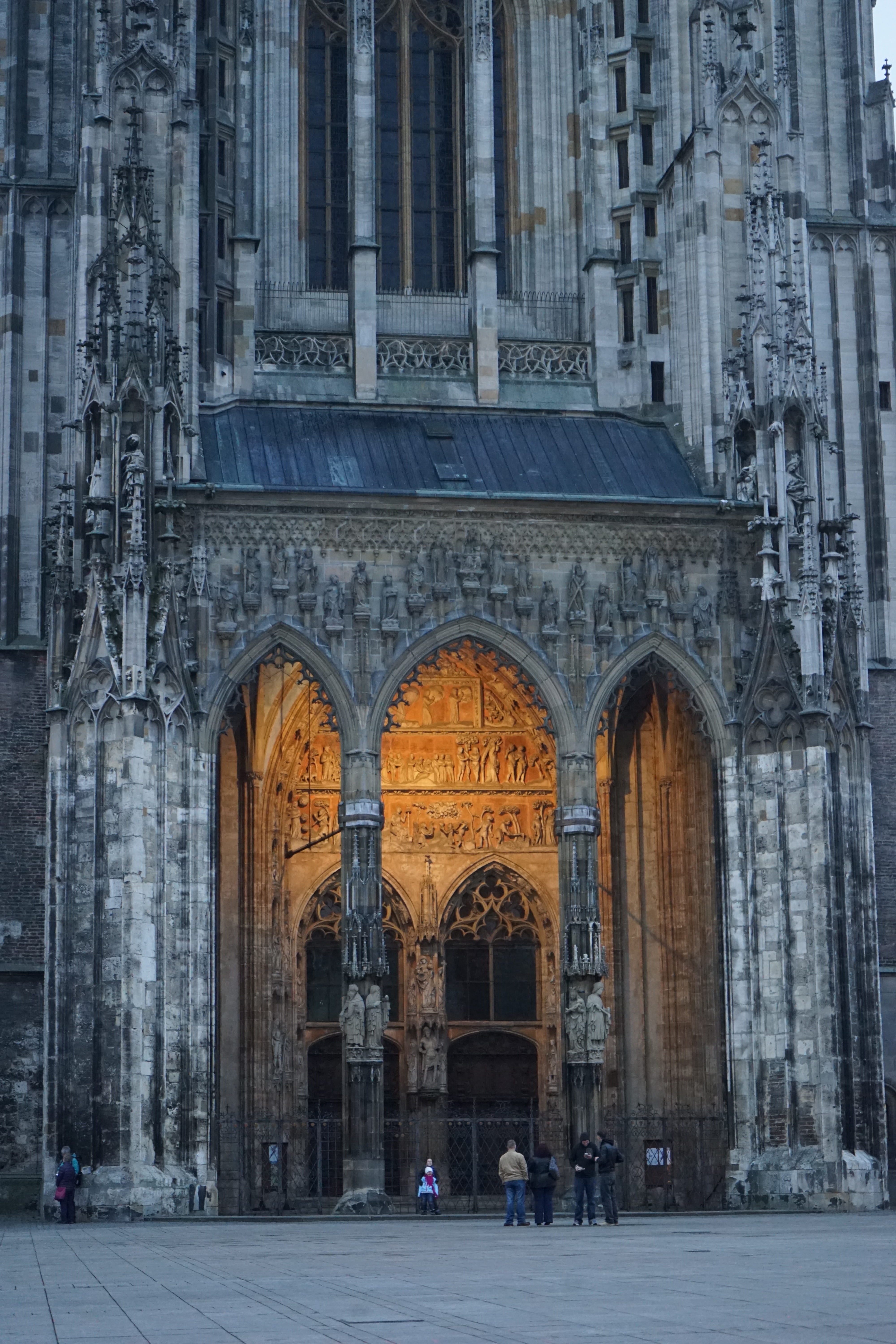 incidental people, columnar, cathedral, dom, group of people, tourism, building exterior, enter, women, religion, travel destinations, input, place of worship, Phone HD Wallpaper