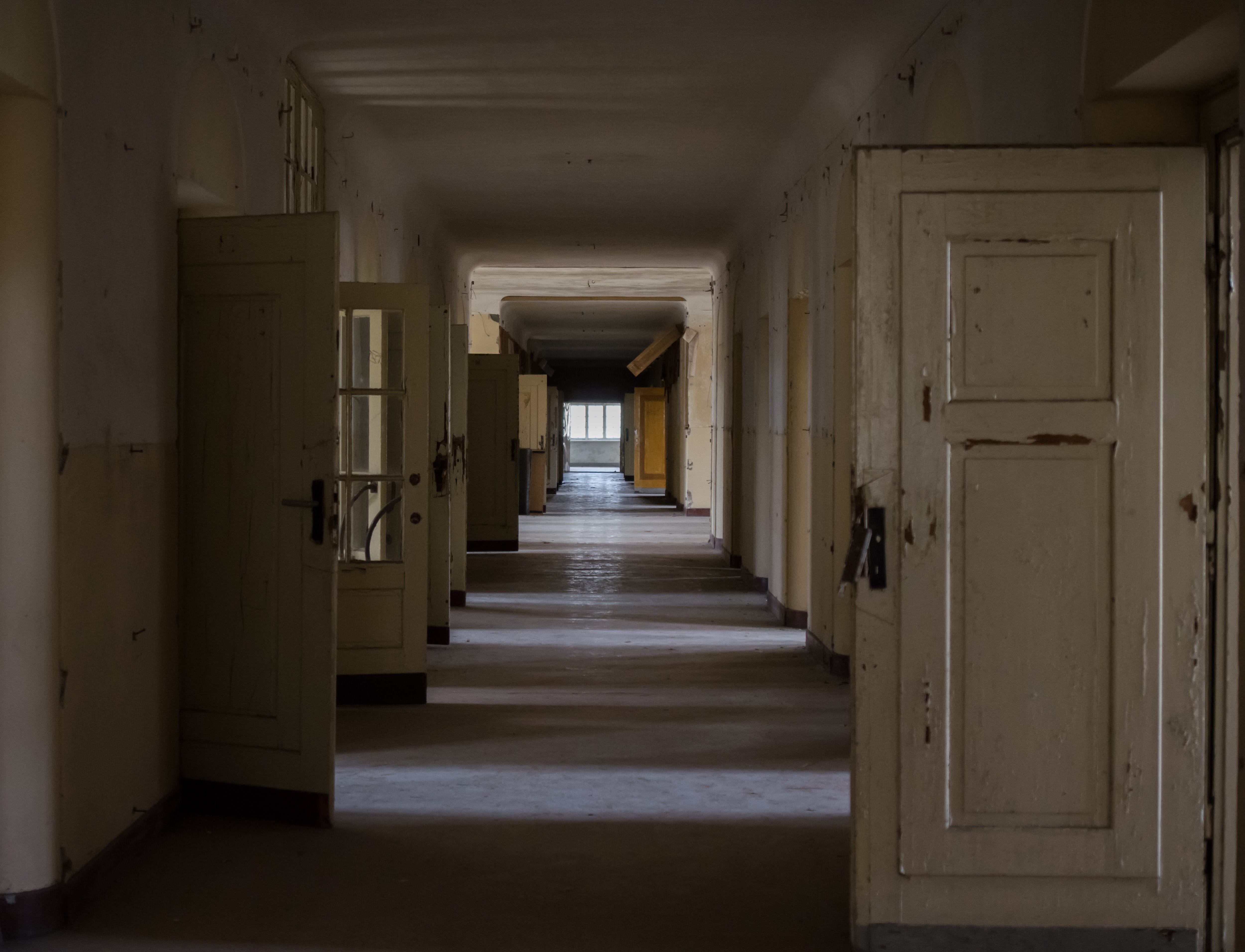 colonnade, entrance, house, building, indoors, diminishing perspective, direction, no people, inner hallway, ceiling, empty, architecture, day, 4K, floor, HD Wallpaper