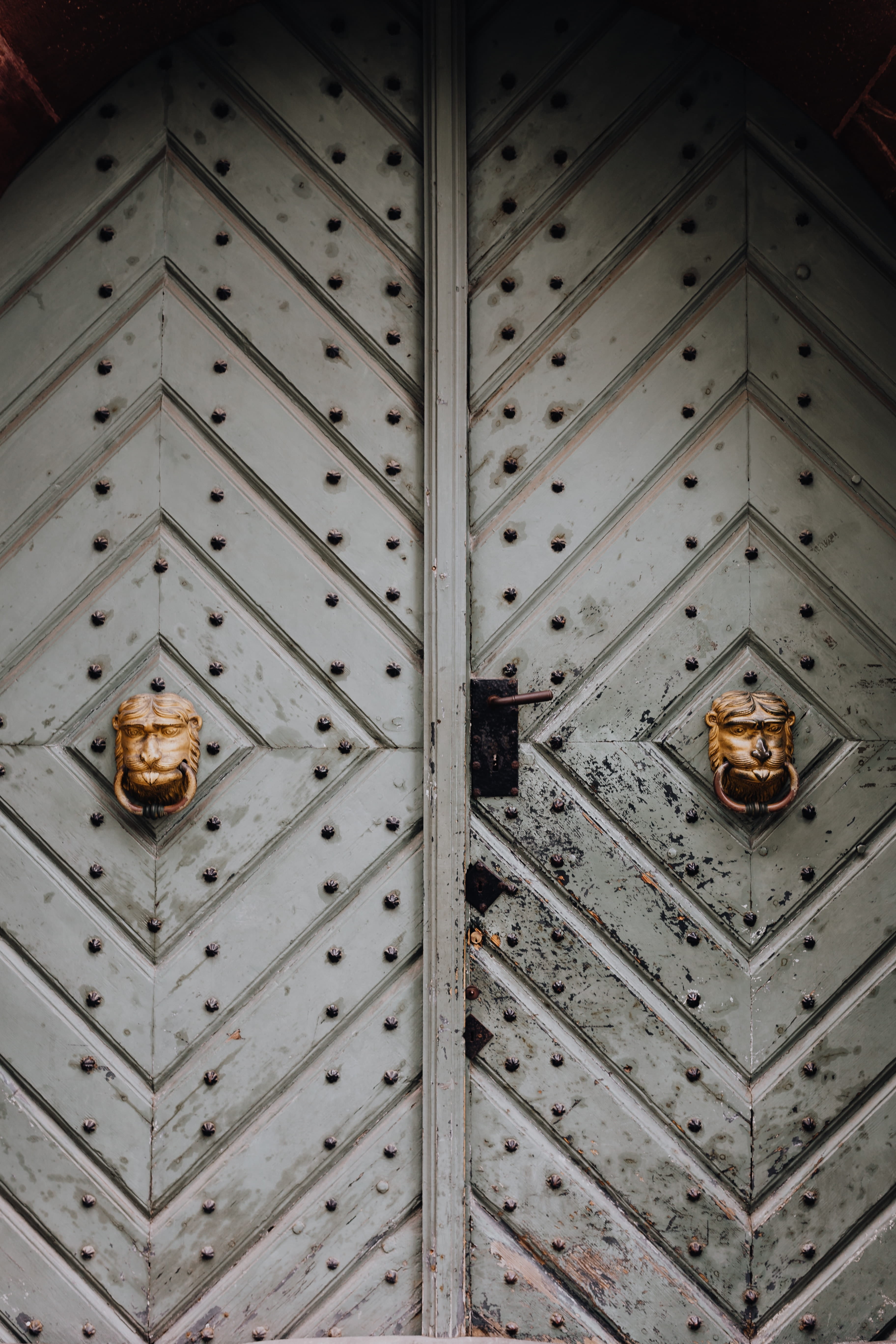 ornamented, textured, entrance, close-up, old, closed, backgrounds, pattern, wood, rappers, no people, furniture, wooden, door, indoors, retro, metal, full frame, Phone HD Wallpaper
