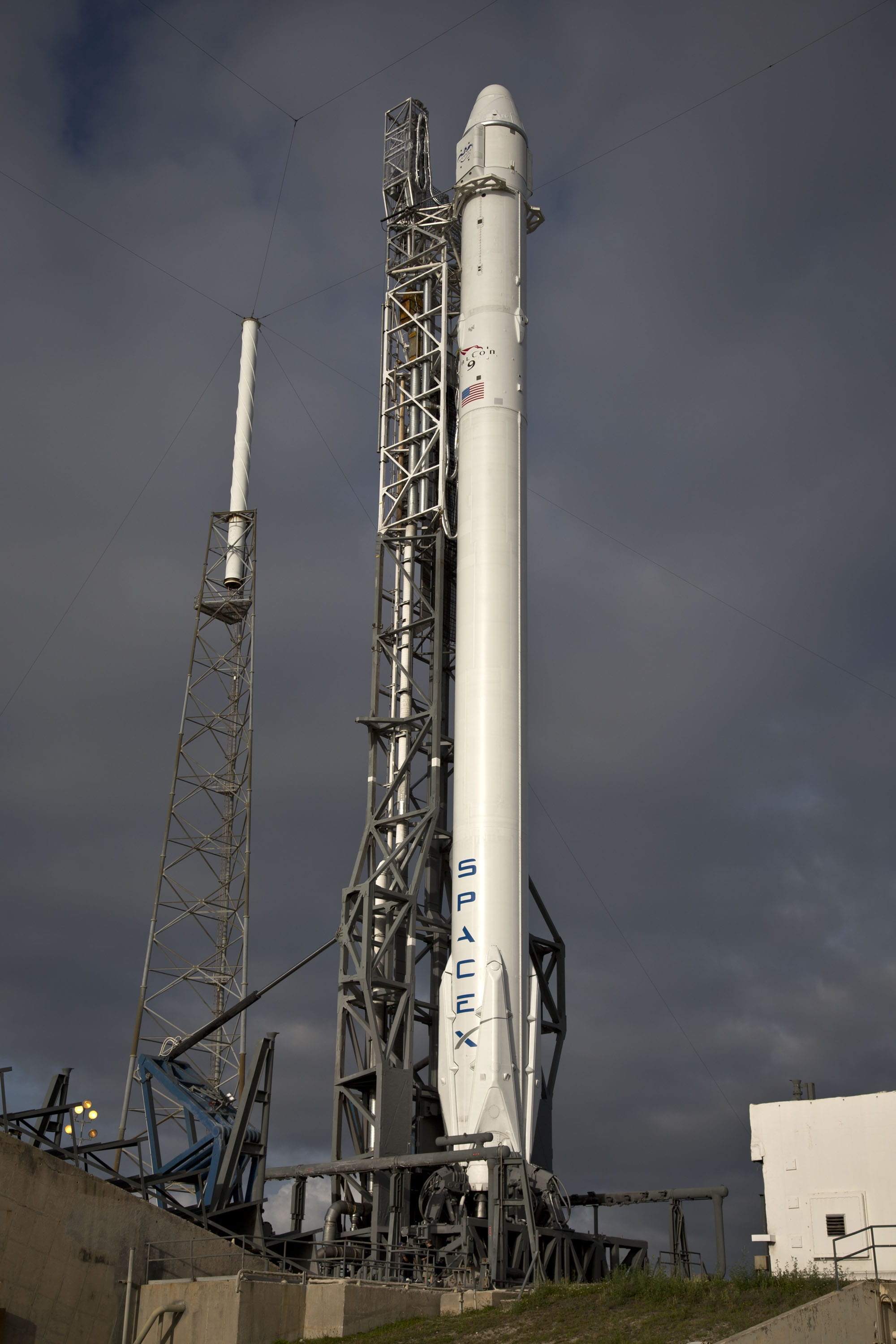 low angle view, technology, no people, industry, aerospace, fuel, lift-off, cape canaveral, metal, fuel and power generation, outdoors, building exterior, Phone HD Wallpaper