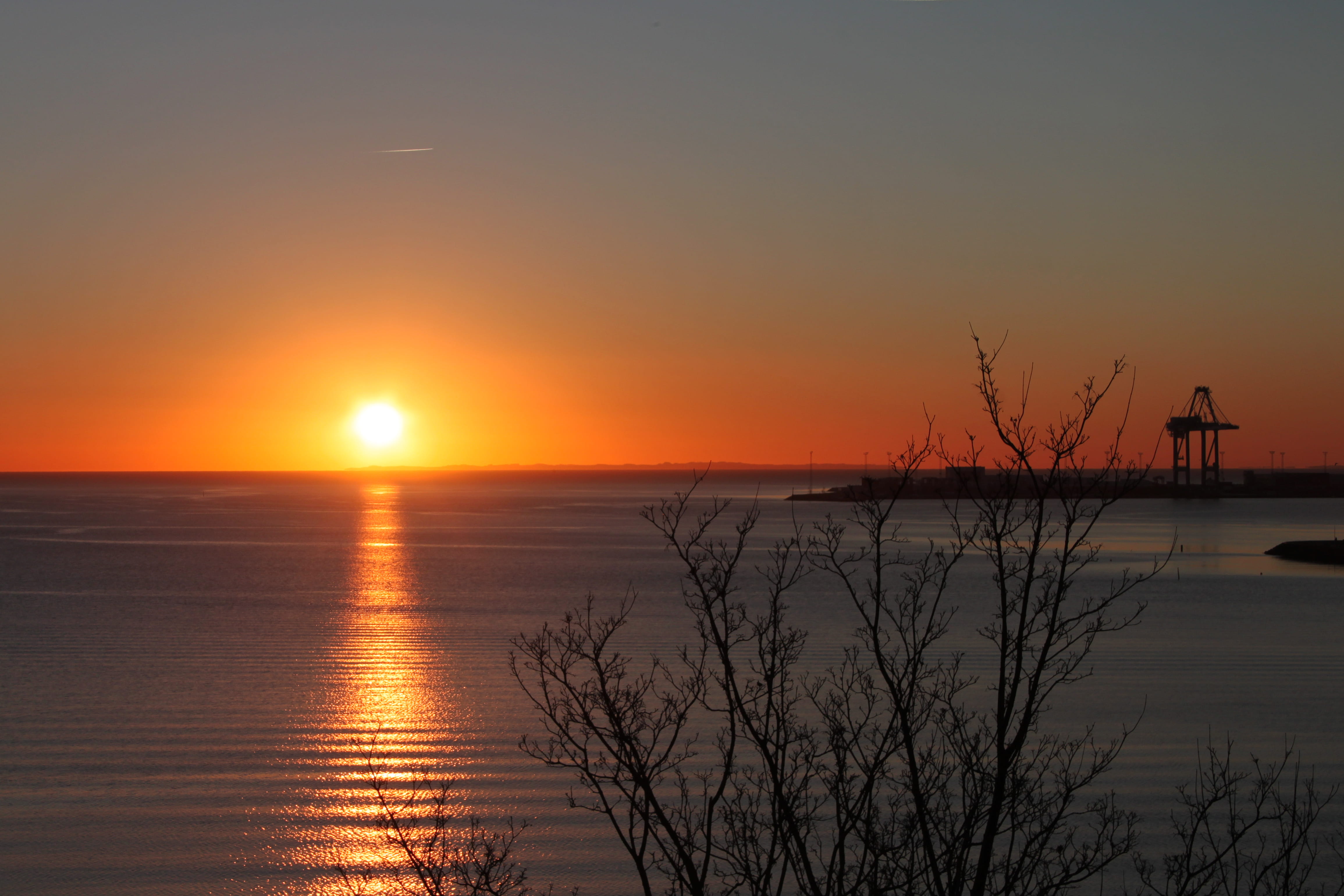 ocean, reflection, sun, no people, non-urban scene, sky, colorful, nature, 4K, sunrise, tranquil scene, beauty in nature, horizon over water, harbour, HD Wallpaper