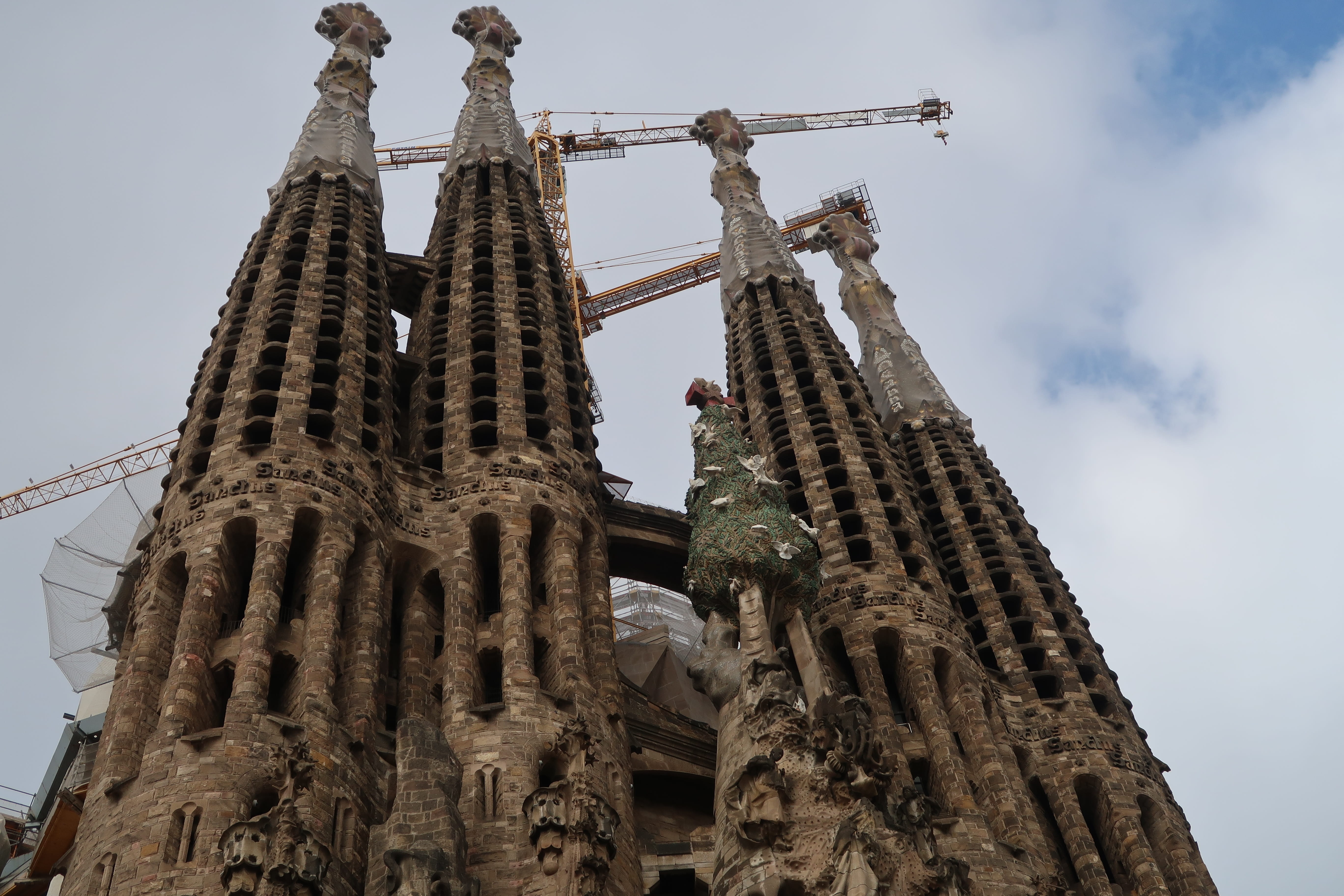architecture, place of worship, sky, belief, 5K, gaudi, day, religion, building exterior, construction site, la sagrada familia, building, the past, built structure, HD Wallpaper