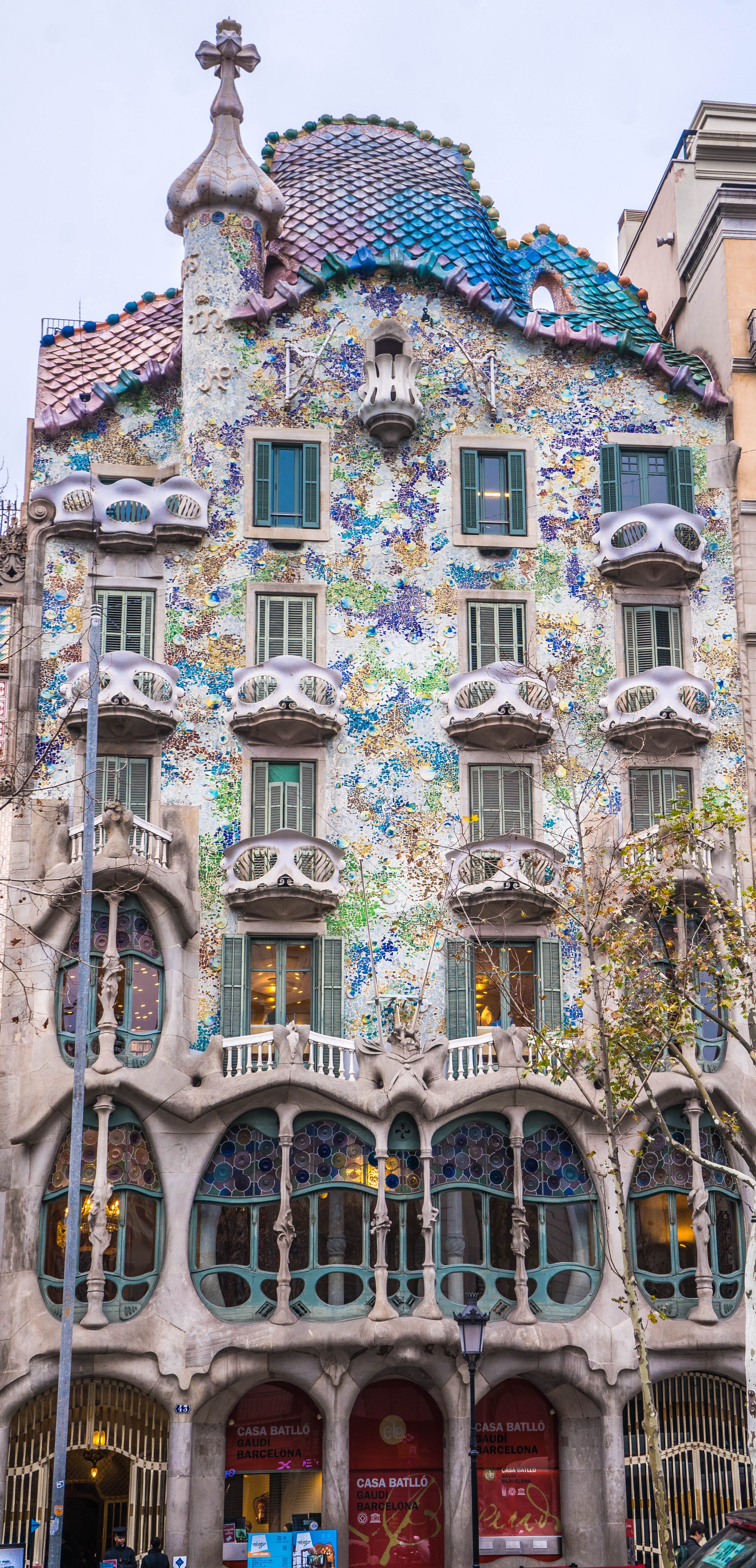 barcelona, the past, touristic, built structure, city, building exterior, tourism, catalonia, residential district, window, 5K, nature, low angle view, Phone HD Wallpaper