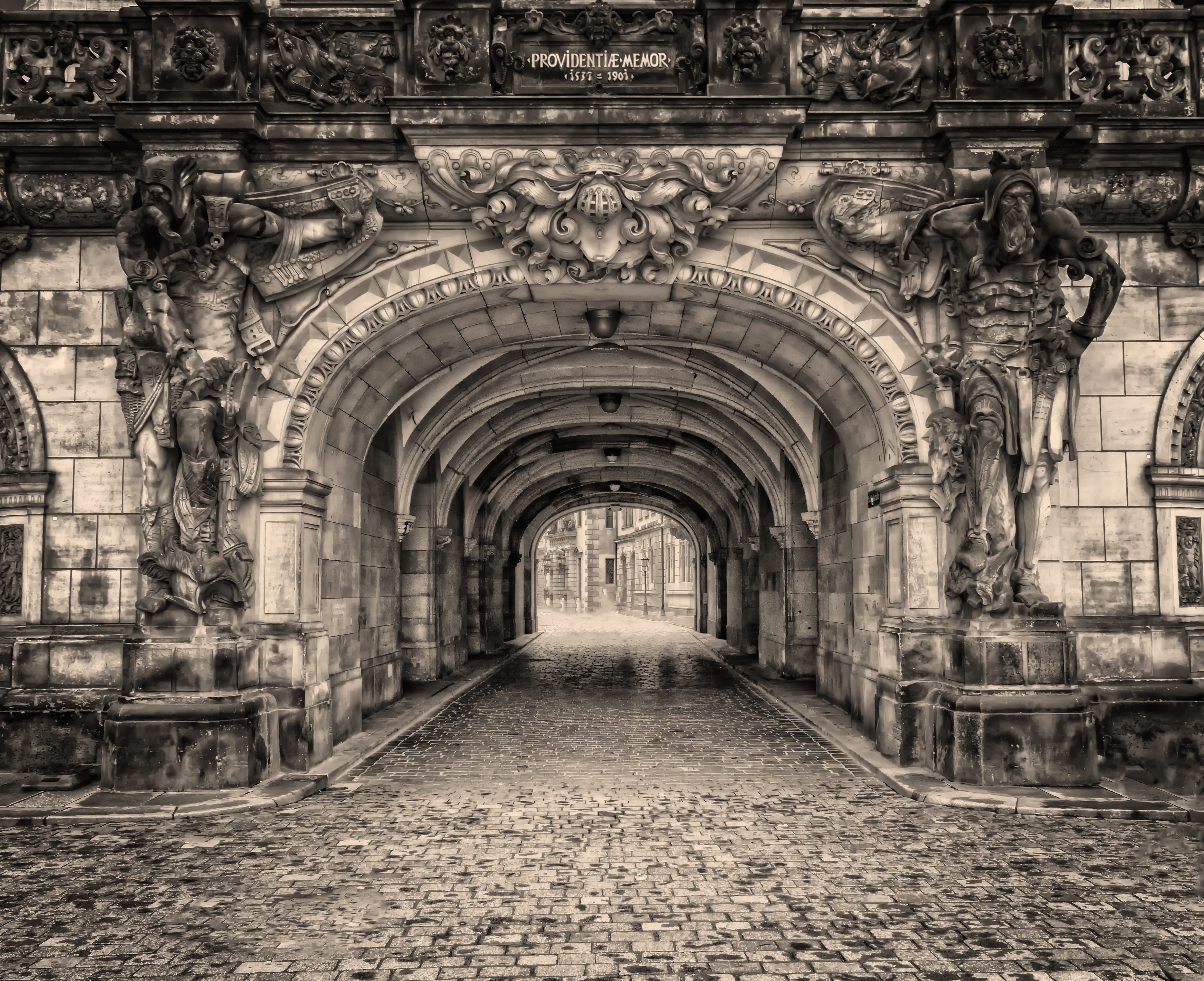 building exterior, direction, day, ornate, the way forward, gray, diminishing perspective, the past, ceiling, paving stone, sculptor, historic old town, HD Wallpaper
