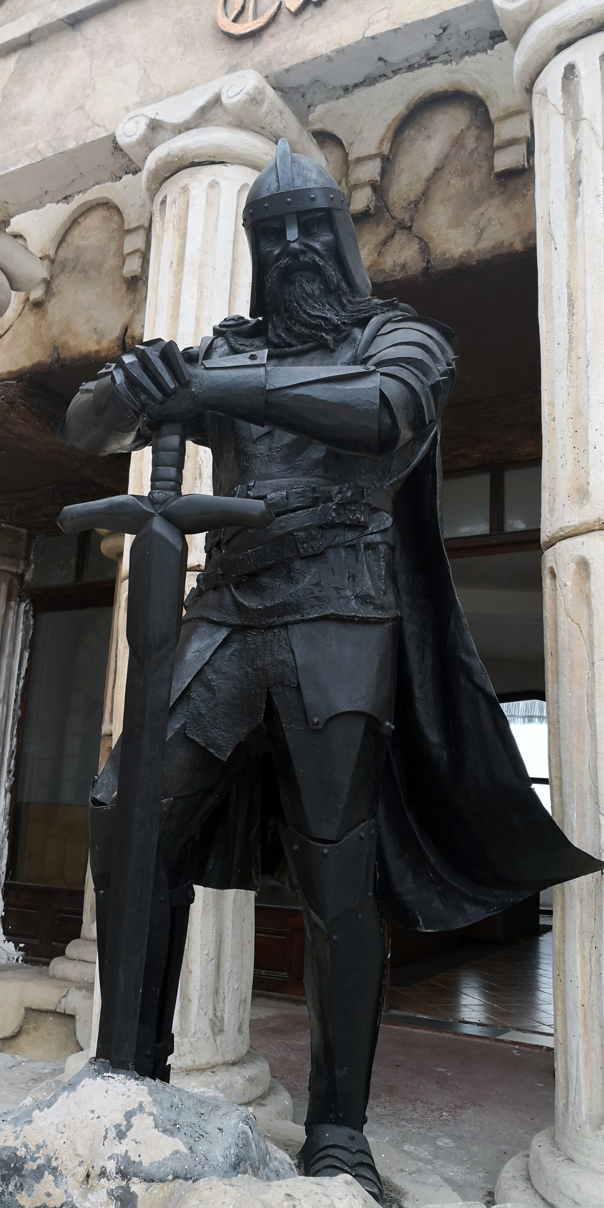 medieval, statue, the past, valiant, male likeness, tourism, building, built structure, belief, religion, sword, indoors, hero, excalibur, art and craft, Phone HD Wallpaper