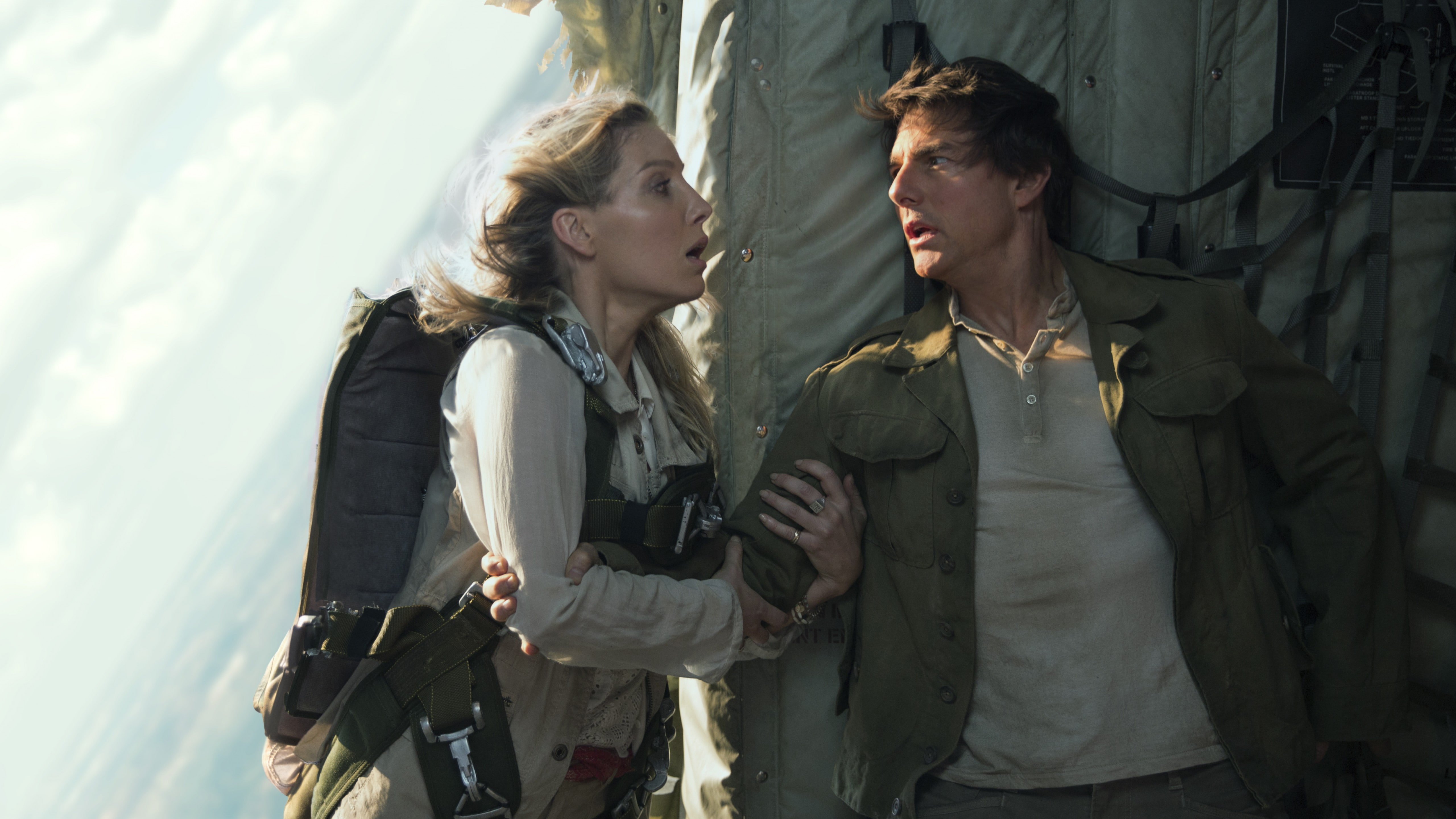 best movies, holding, man, onto, coveralls, Annabelle Wallis, brown, 5K, jacket, woman, wearing, The Mummy, Tom Cruise, HD Wallpaper