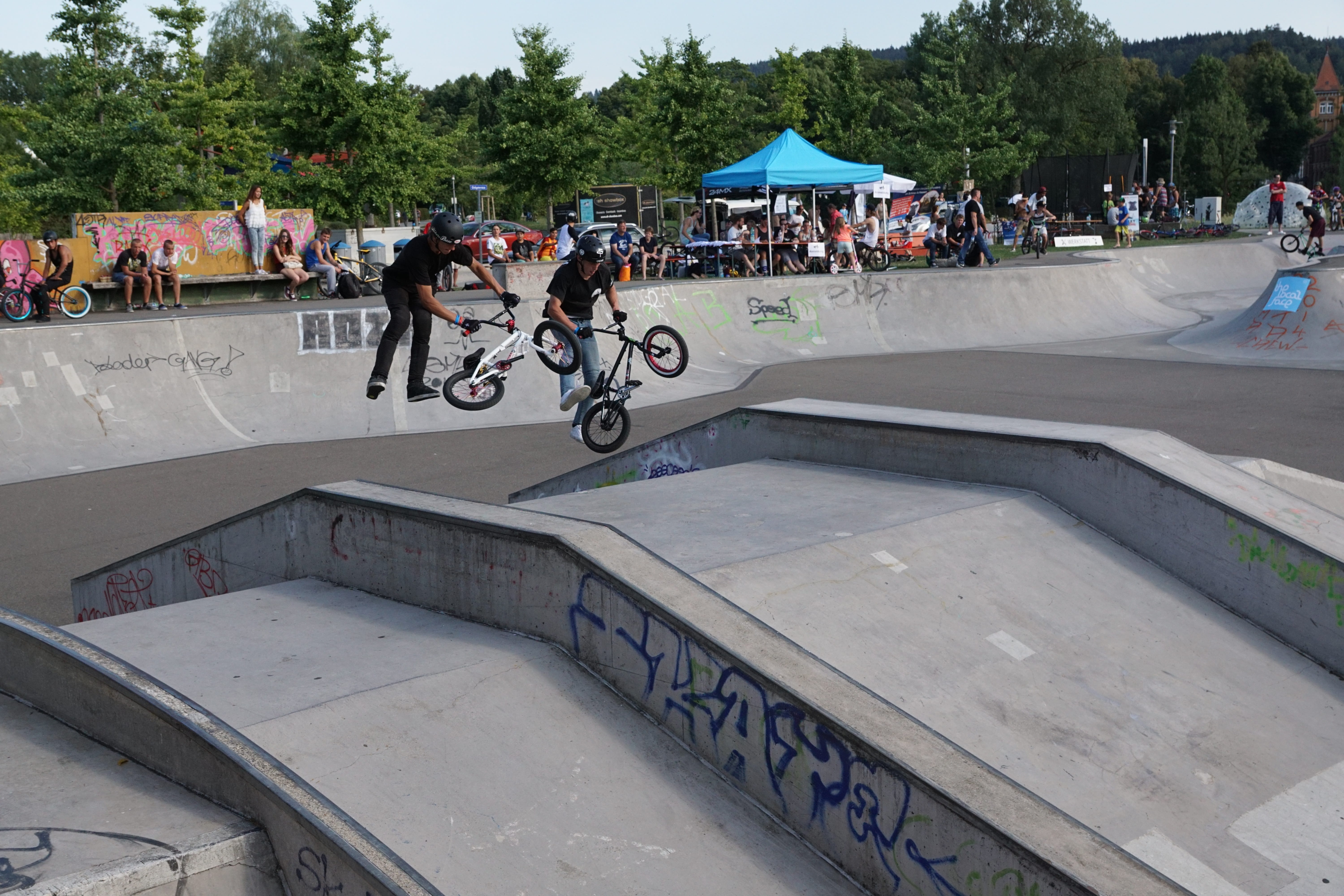 men, lifestyles, group of people, outdoors, riding, stunt, jump, tuttlingen, women, spectacular, plant, tree, fun, bicycle, cool, skill, skateboard park, HD Wallpaper