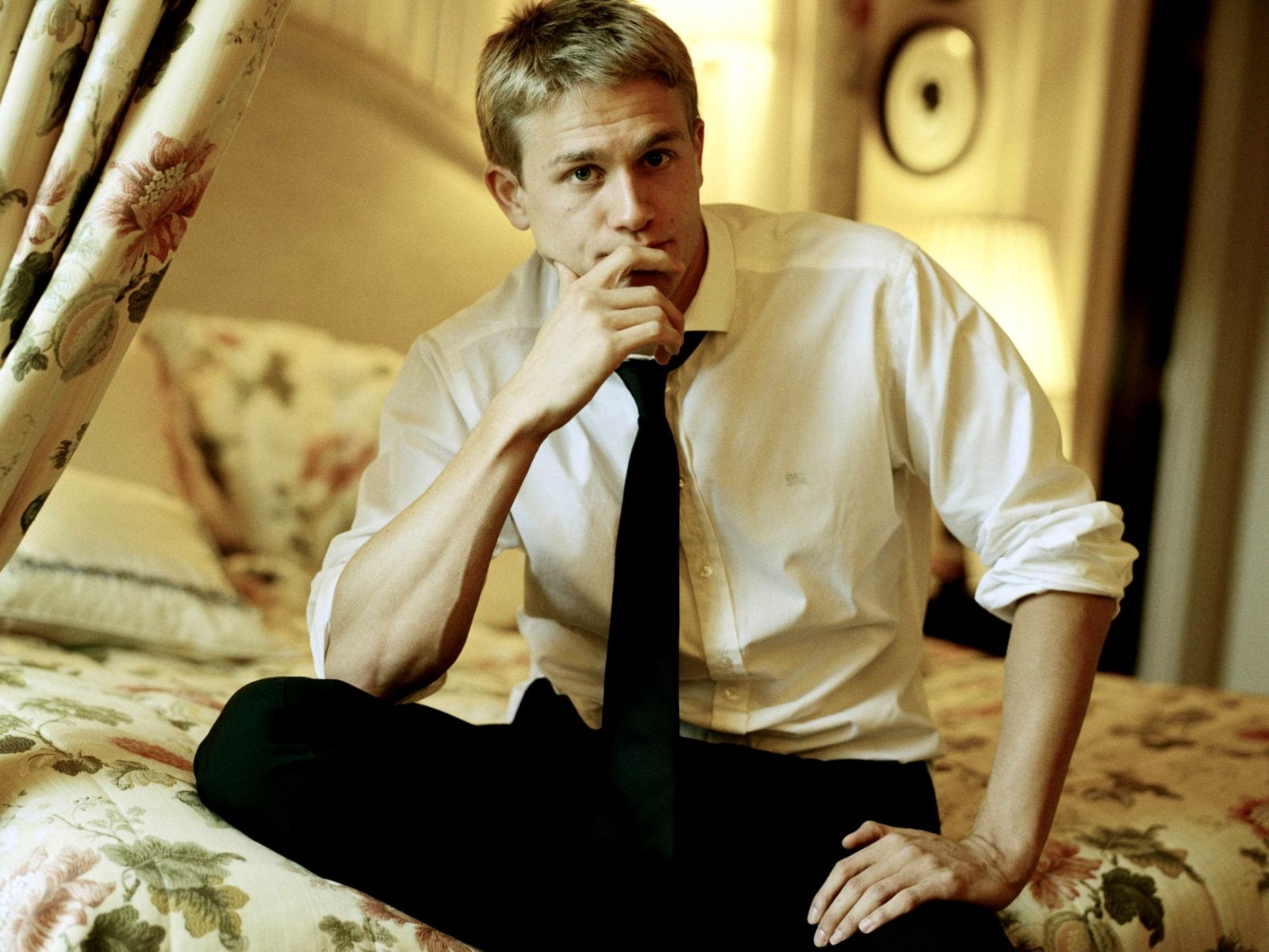bed, hunnam, room, 720P, charlie, HD Wallpaper