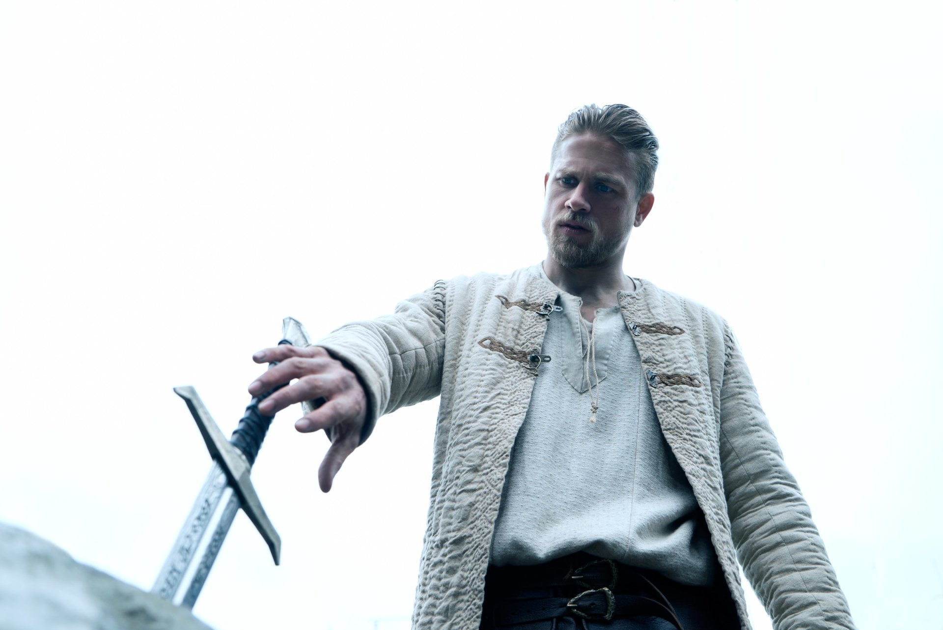 waist up, holding, beard, 1080P, Charlie Hunnam, warm clothing, leisure activity, young adult, casual clothing, looking, Movie, one person, young men, HD Wallpaper