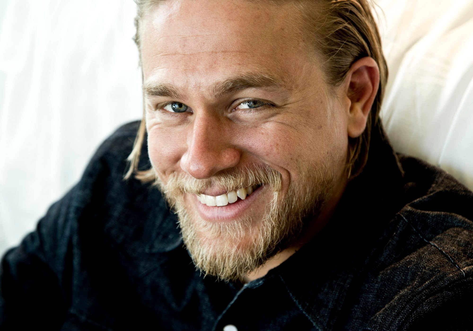 Blonde Male Smile 1080P Charlie Hunnam Face Actor HD Wallpaper Blonde Male Smile 1080P Charlie Hunnam Face Actor HD Wallpaper