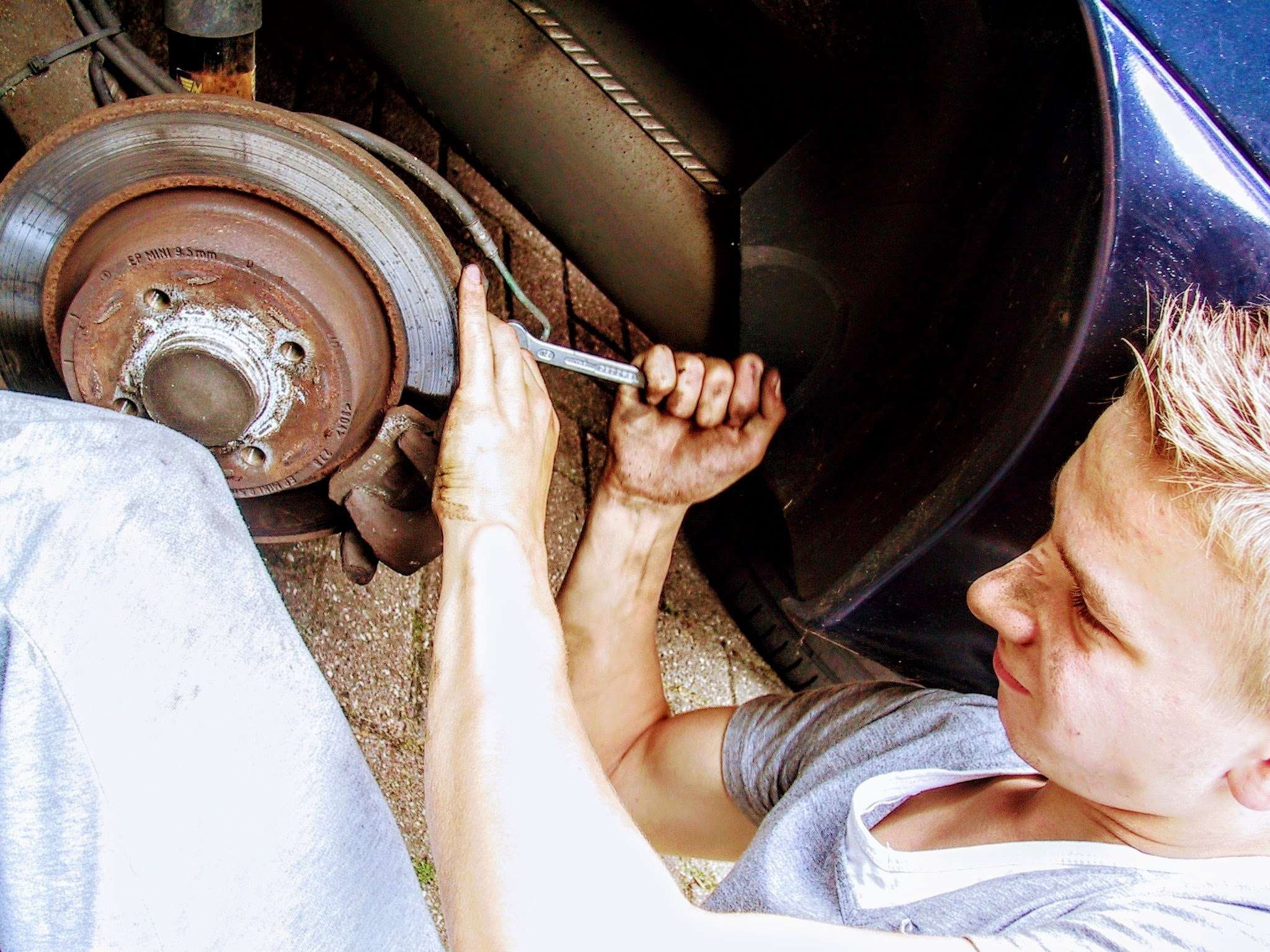 working, assembly, indoors, oliesmeer, workshop, tire, day, adult, tighten, open end wrench, close-up, holding, males, car mechanic, men, revision, human body part, HD Wallpaper