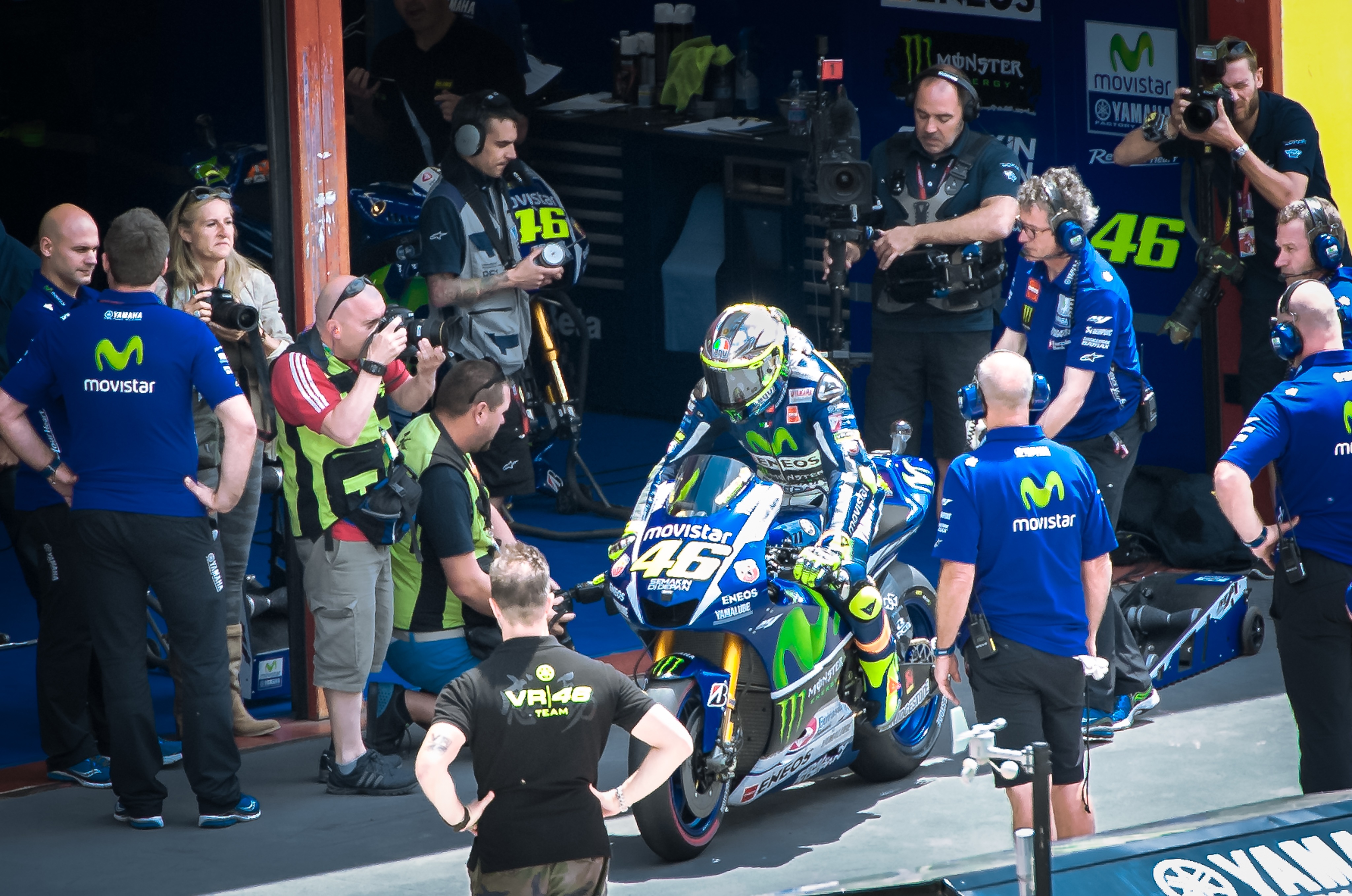 the doctor, architecture, round, sample, pit action, bike, crowd, race, men, motorcycle, sports, uniform, large group of people, day, valentino rossi, motogp, HD Wallpaper