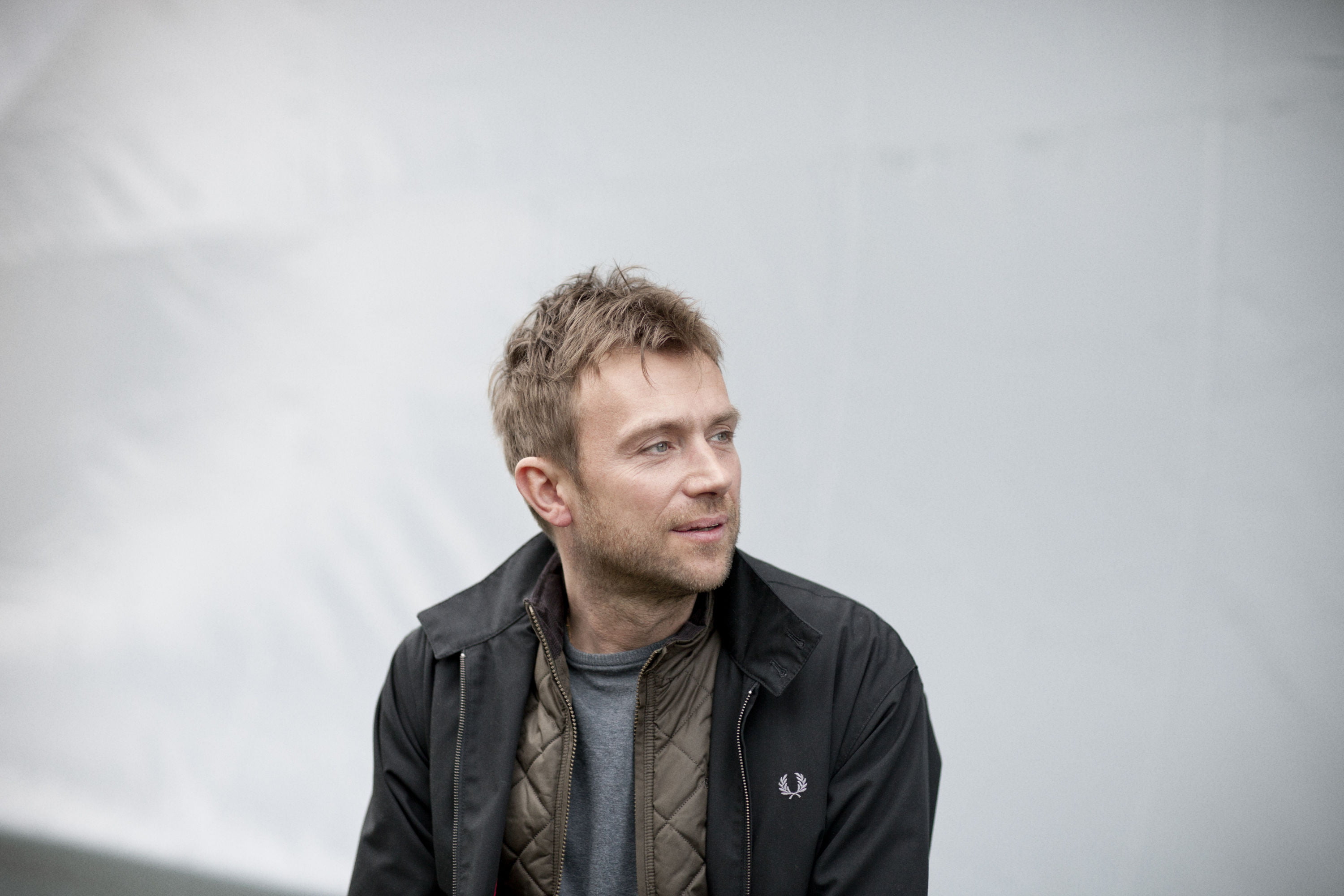 2K, only Men, musician, gorillaz, one Person, real People, waist Up, portrait, cheerful, casual Clothing, contemplation, clothing, looking away, fashion Model, HD Wallpaper