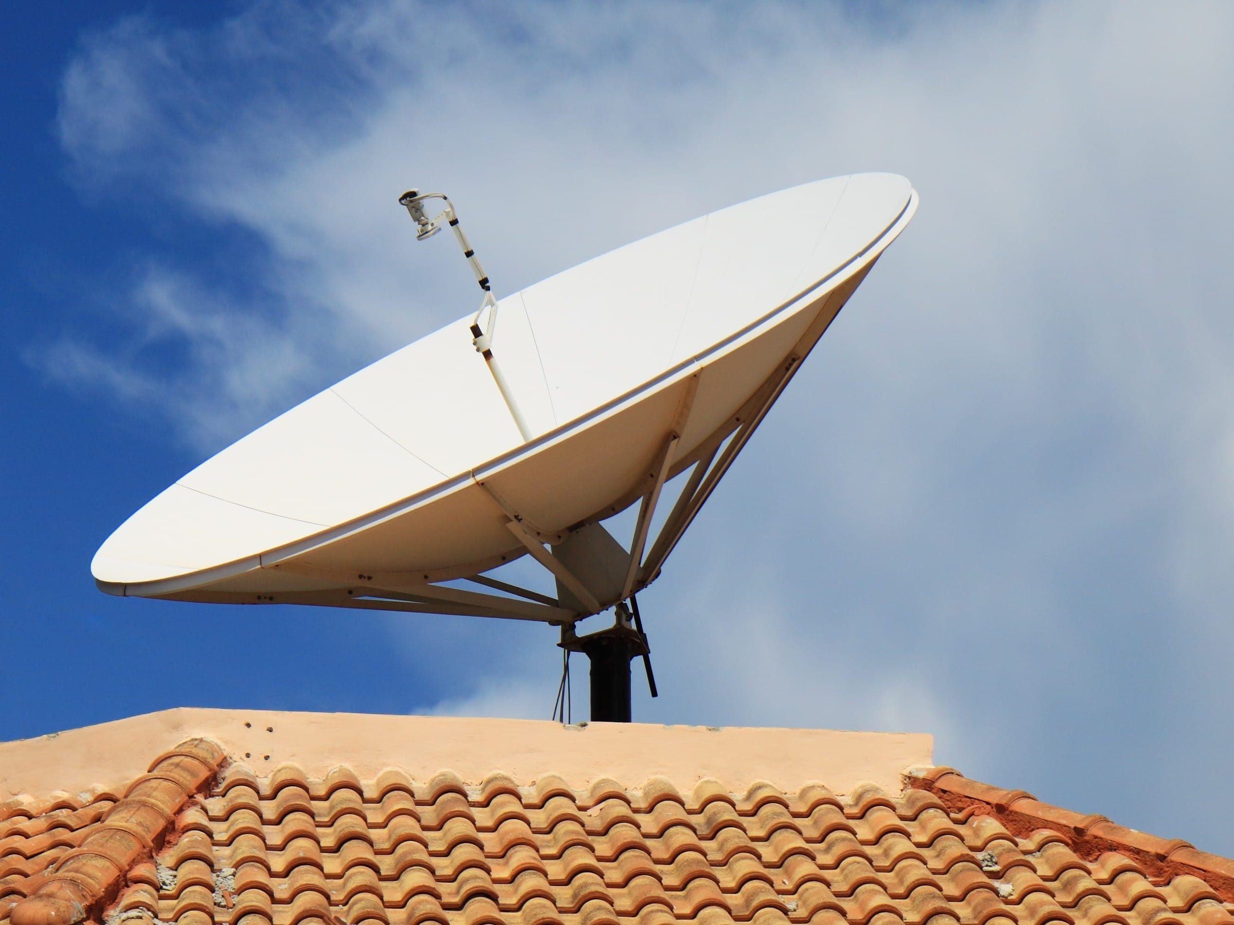 radio, day, building exterior, dish, Antenna, sky, space, sunlight, low angle view, technology, no people, roof tile, white, built structure, receiver, HD Wallpaper