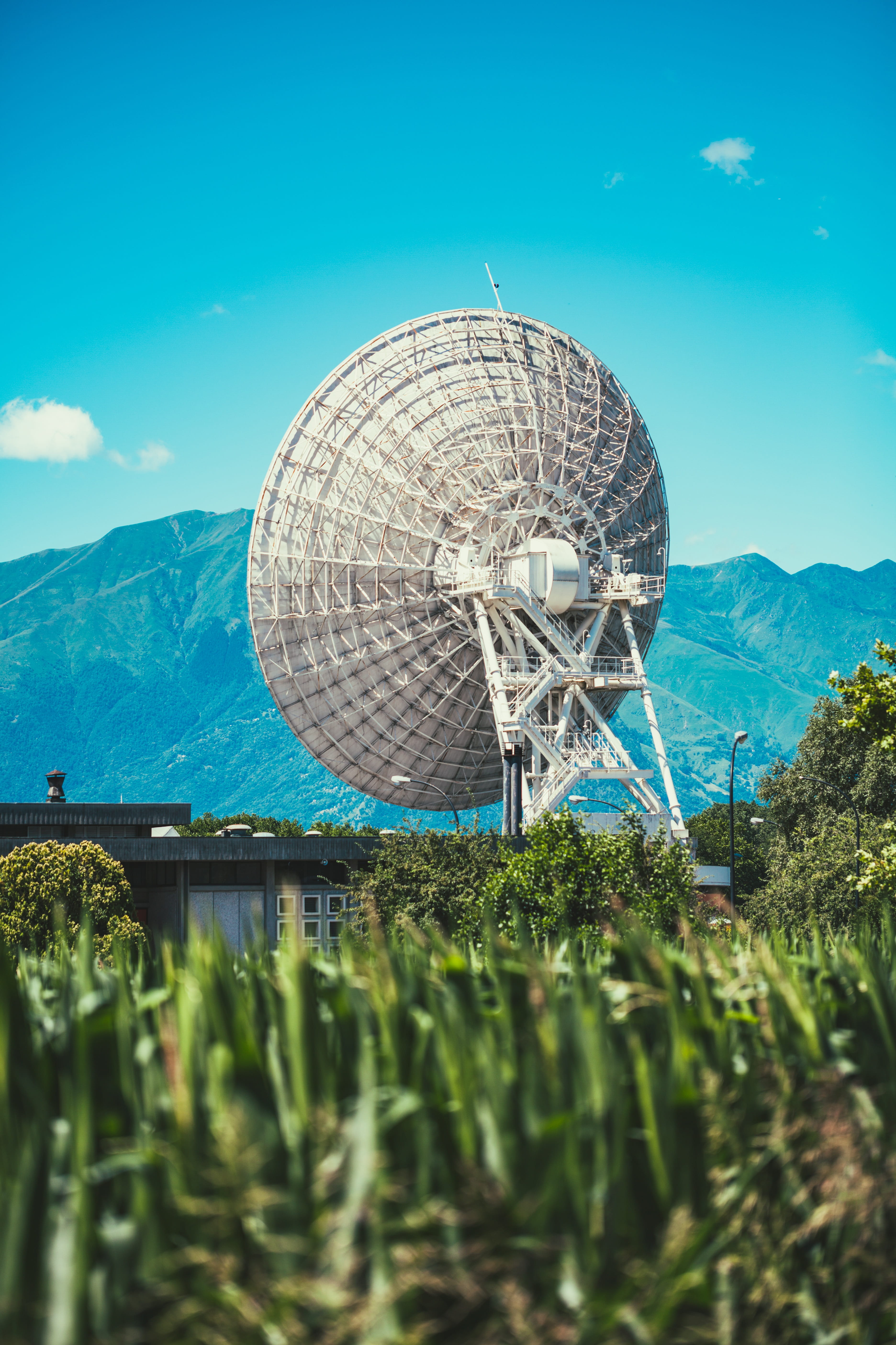 astronomy, mountain range, communication, technology, photography, parabolic antenna, satellite Dish, antenna - Aerial, parabolic, satellite, focus, selective focus, Phone HD Wallpaper