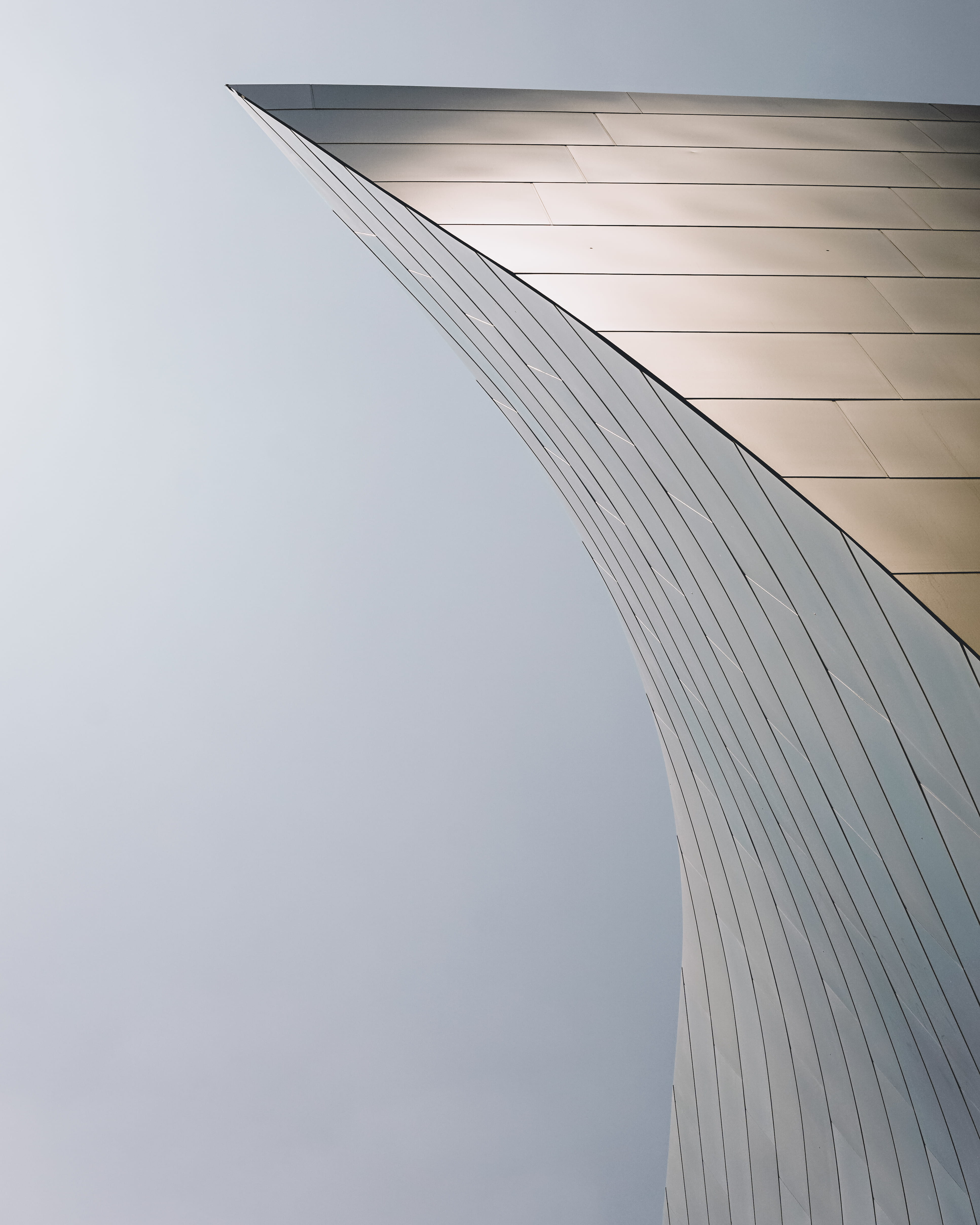 building exterior, office, 4K, clear sky, architecture, directly below, nature, city, structure, corner, sky, built structure, untitled, outdoors, no people, Phone HD Wallpaper