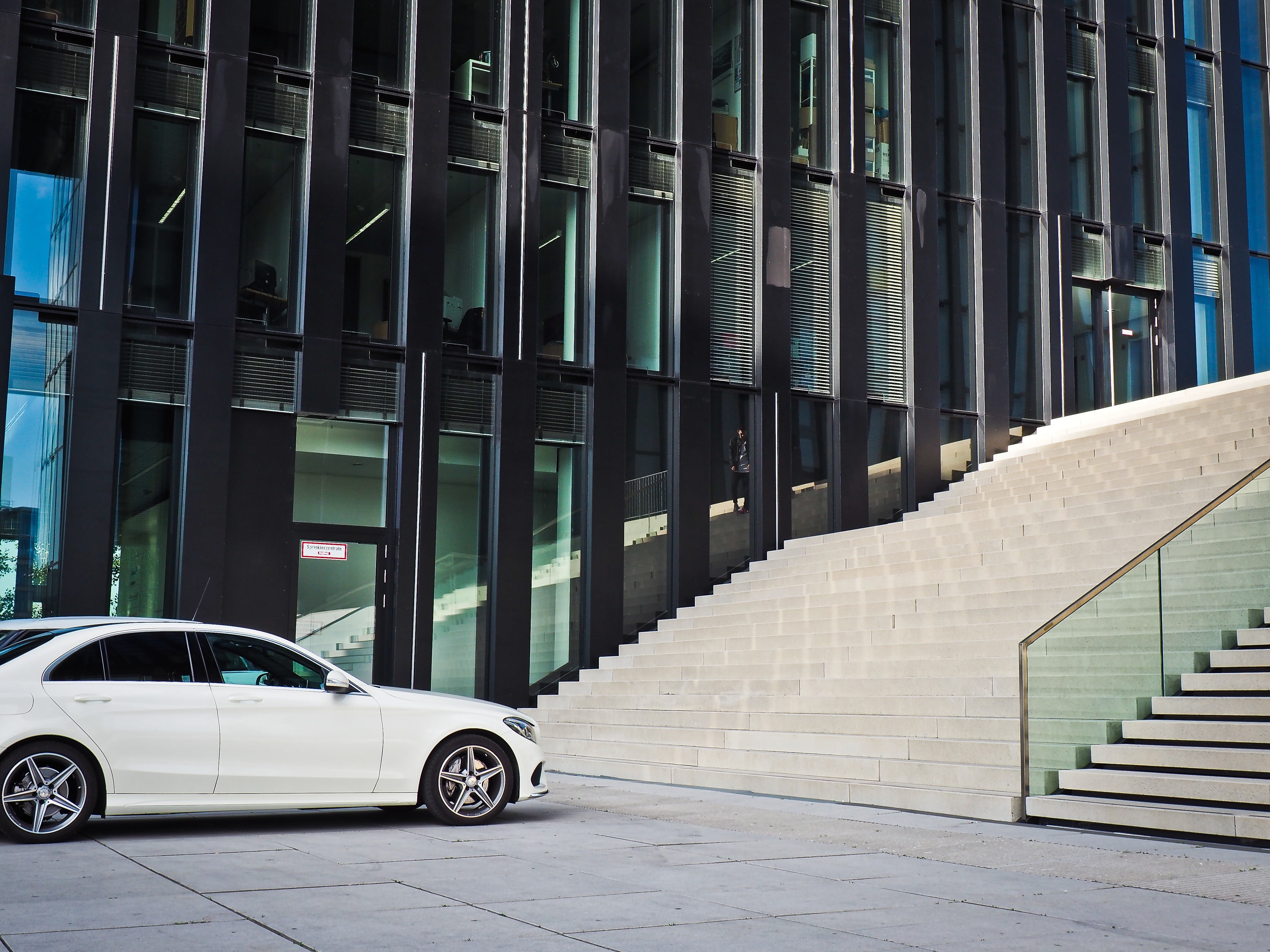 modern, düsseldorf, sunlight, architecture, building exterior, 4K, car, day, urban Scene, in a row, building, skyscraper, the way forward, outdoors, facade, HD Wallpaper