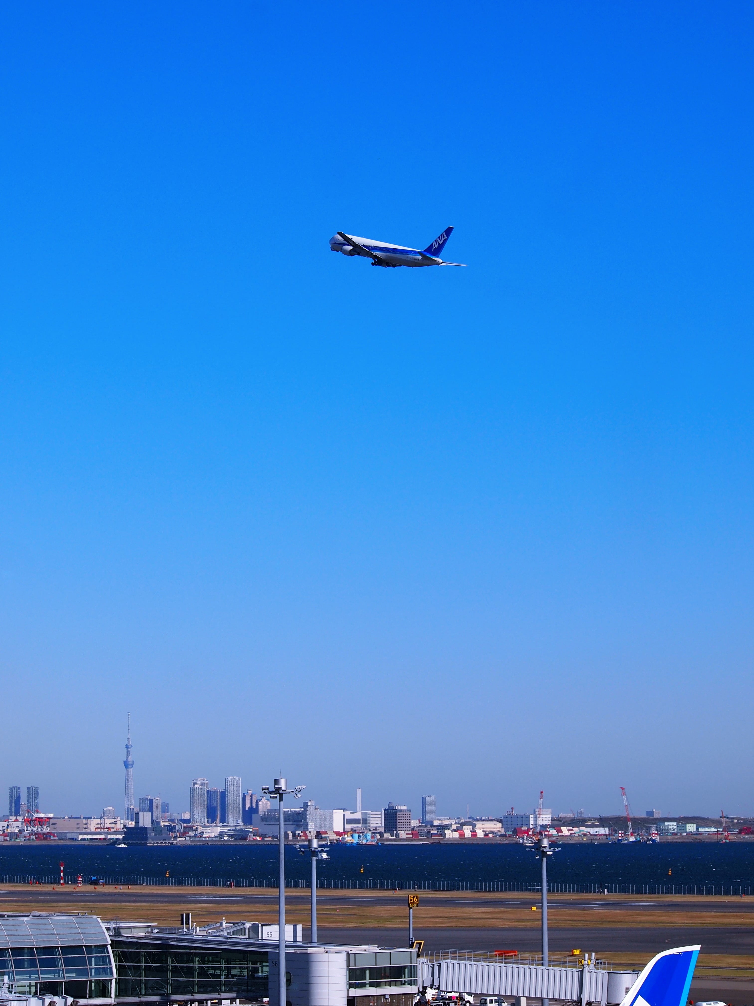 tokyo, built structure, water, flying, blue, motion, haneda, no people, tower, runway, mid-air, japan, sky, cityscape, sea, tokyo bay, air vehicle, architecture, Phone HD Wallpaper