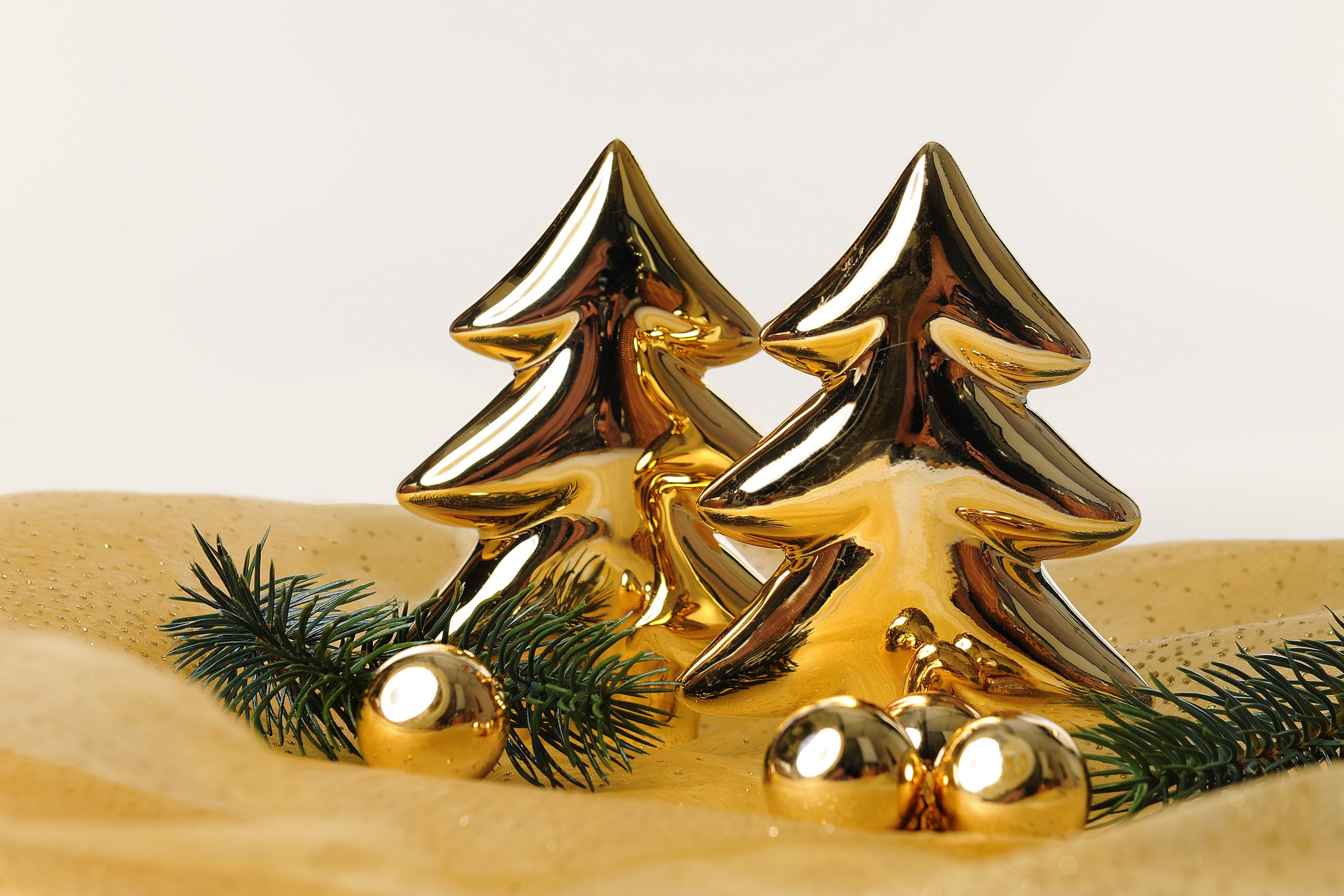 christmas greeting, studio shot, christmas motif, 2K, gift, christmas Ornament, close-up, ornate, silver colored, decors, art and craft, sand, holiday - event, HD Wallpaper