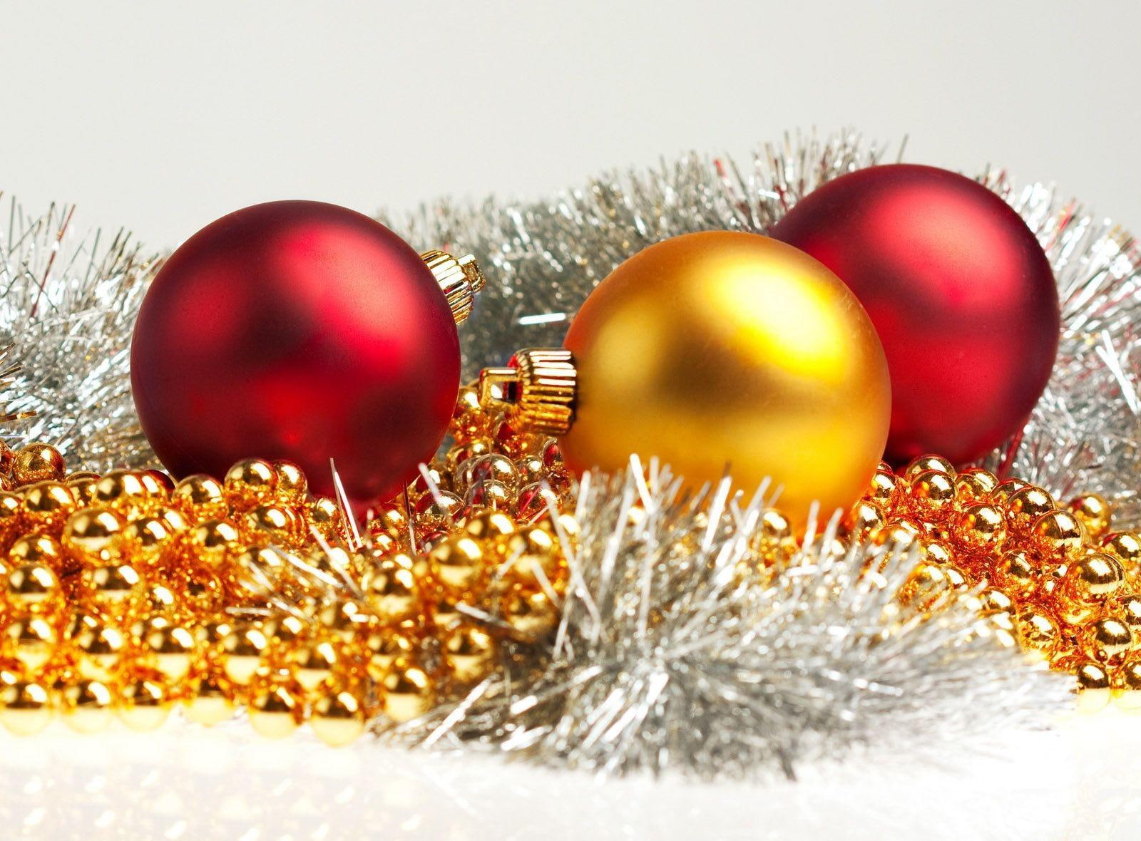 new year, tinsel, decorations, new, 720P, holiday, christmas decorations, attributes, ornaments, year, christmas, HD Wallpaper