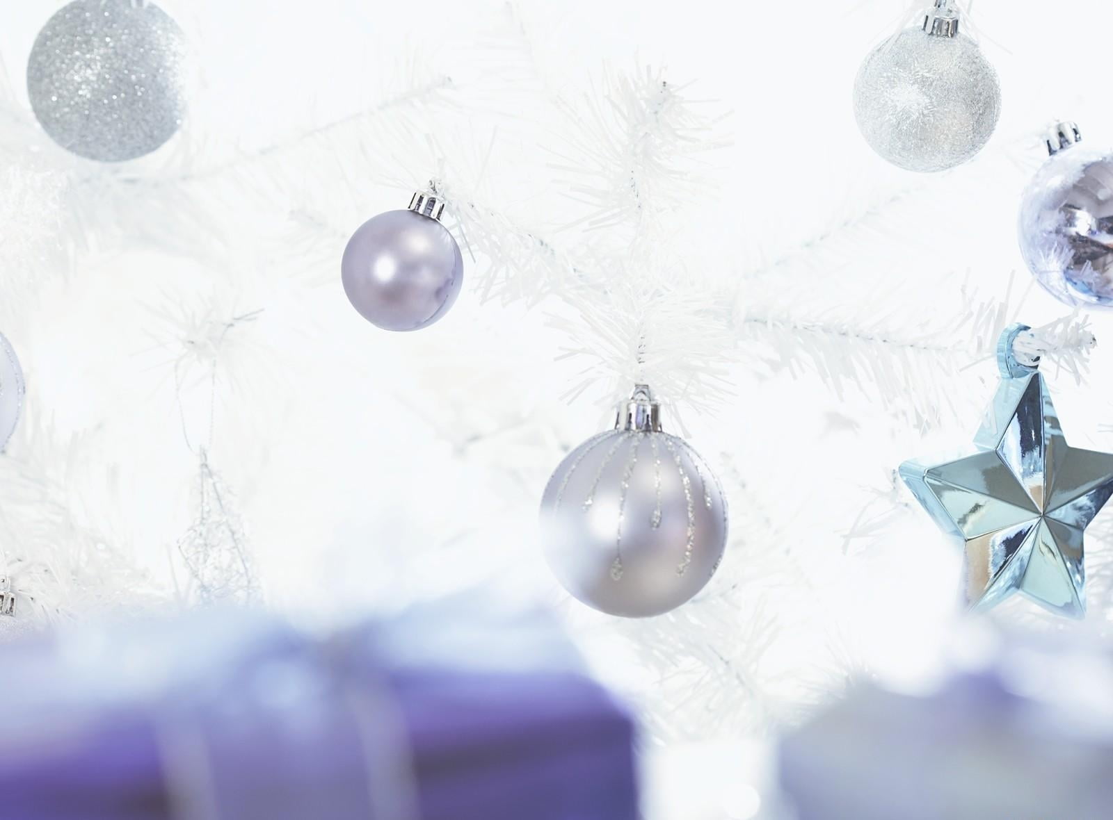 defocused, white, glitter, baubles, christmas toys, glass - Material, tree, copy Space, ribbon, season, no People, tinsel, sphere, 720P, ornate, silver, HD Wallpaper