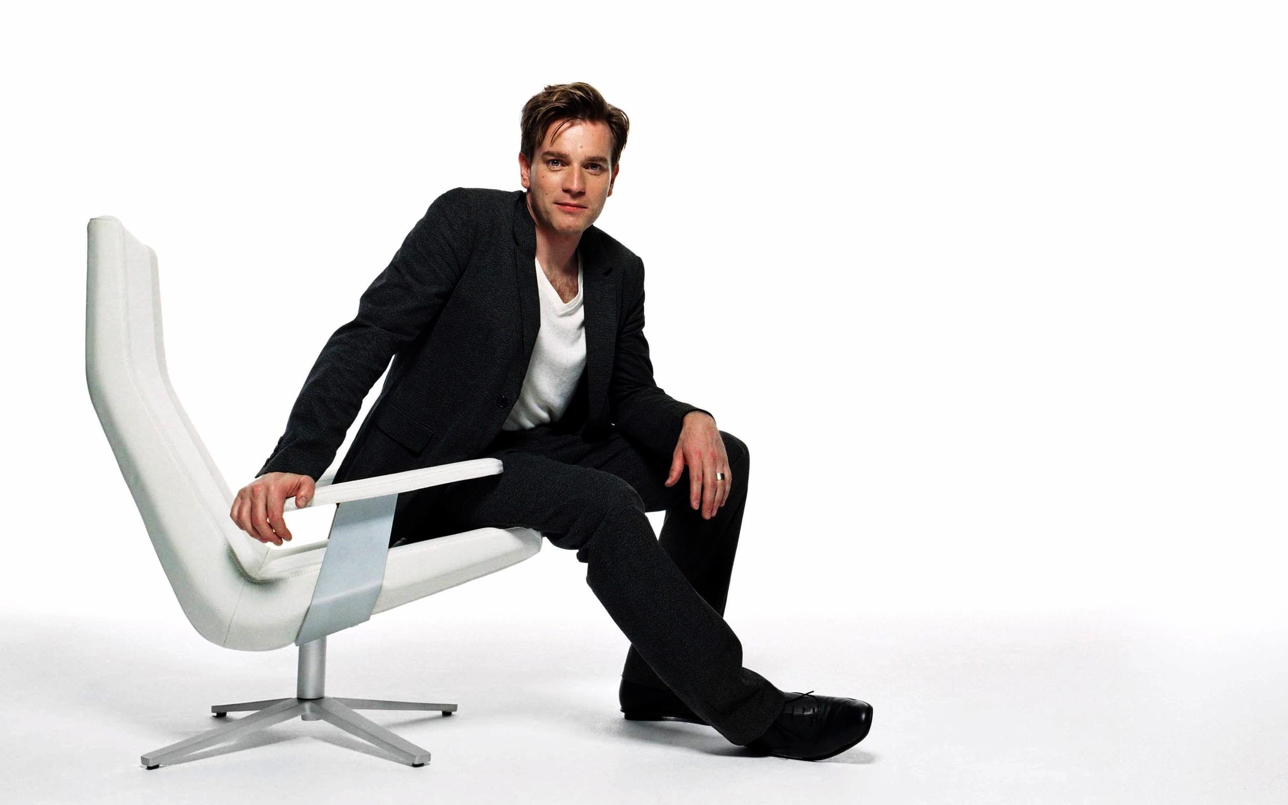 mcgregor, male, ewan, man, actor, 2K, chair, HD Wallpaper