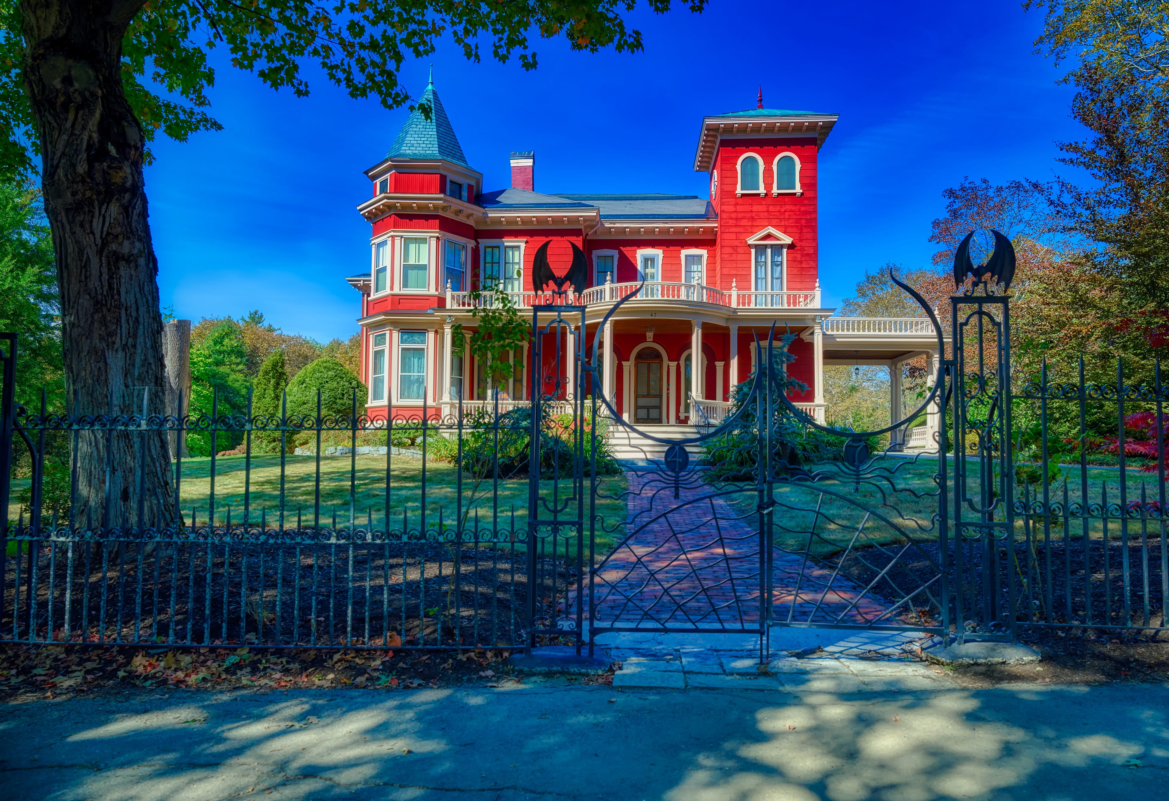 house, horror writer, bangor, plant, fall, hdr, 4K, fence, built structure, landmark, architectural column, architecture, forest, scenic, facade, gate, HD Wallpaper