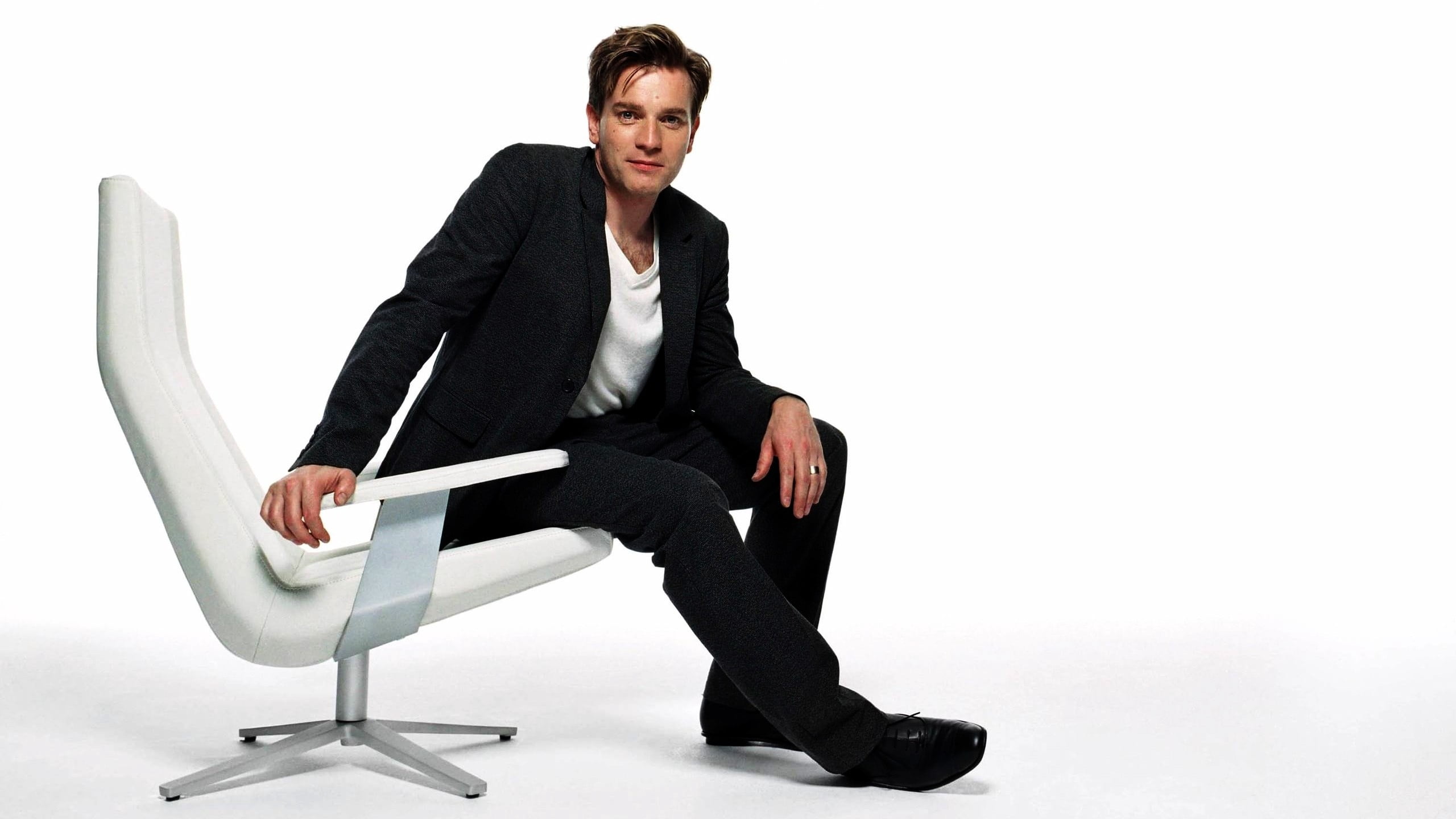 celebrity, well-dressed, 2K, cheerful, posing, formal businesswear, modern, portrait, young Adult, seat, business Person, businessman, s, male Beauty, HD Wallpaper