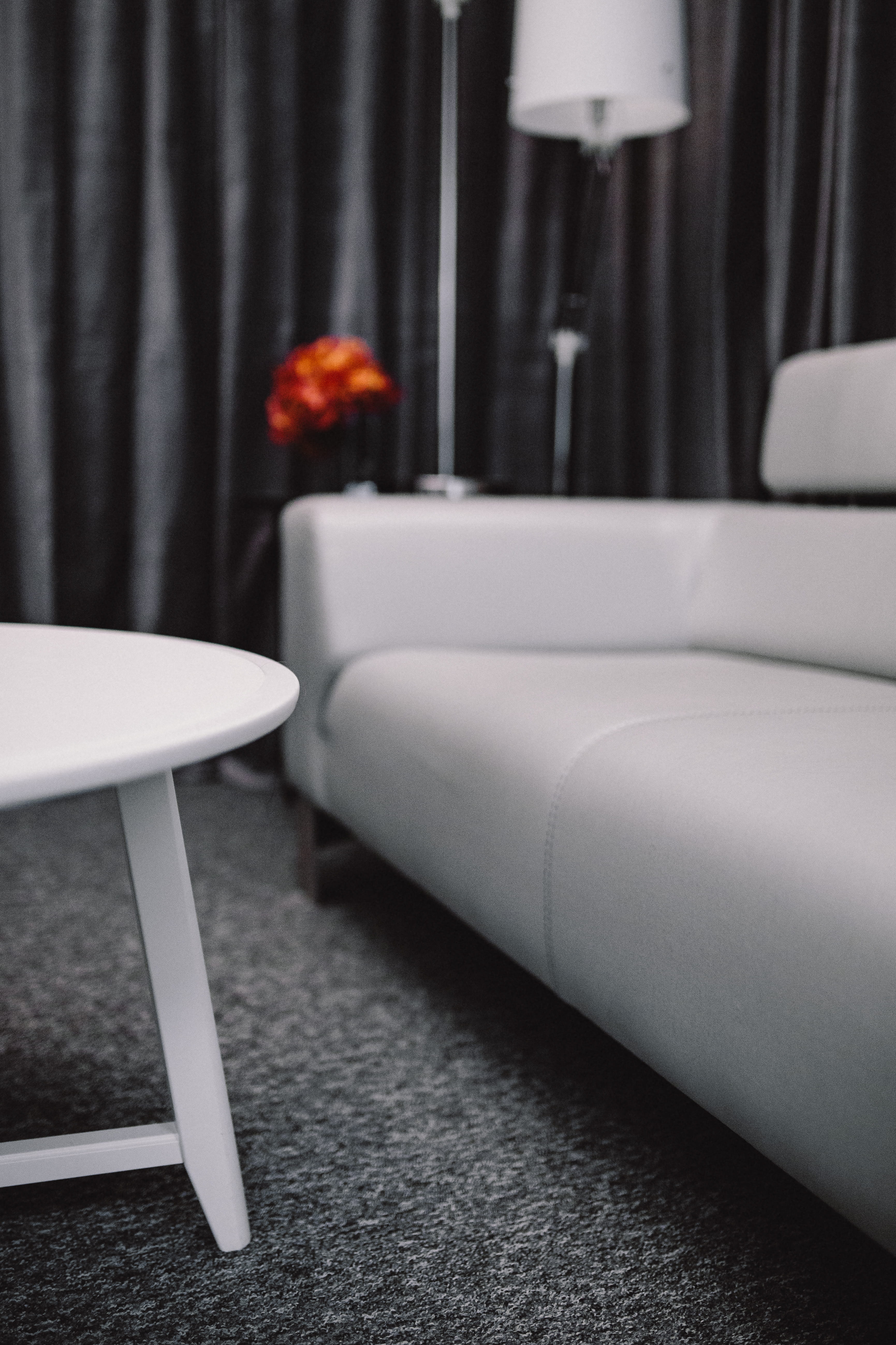 focus on foreground, 5K, indoors, comfortable, Minimal, interior, no People, cushion, sofa, decor, flower, design, coffee table, minimalist, pillow, hotel, Phone HD Wallpaper