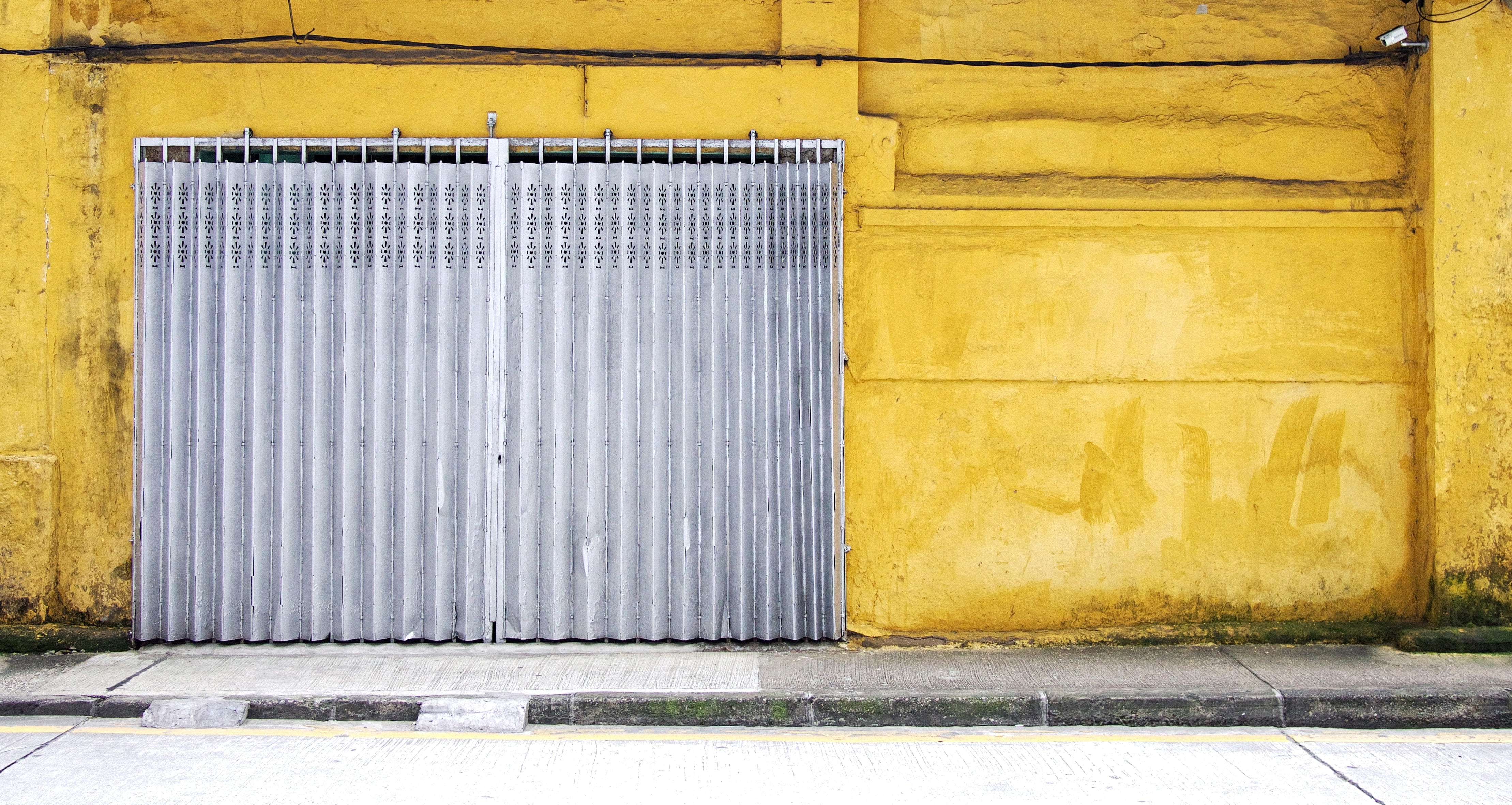 footpath, wall, street, 4K, wall - building feature, corrugated, steel, city, yellow, closed, close, architecture, entrance, sheet metal, building exterior, HD Wallpaper
