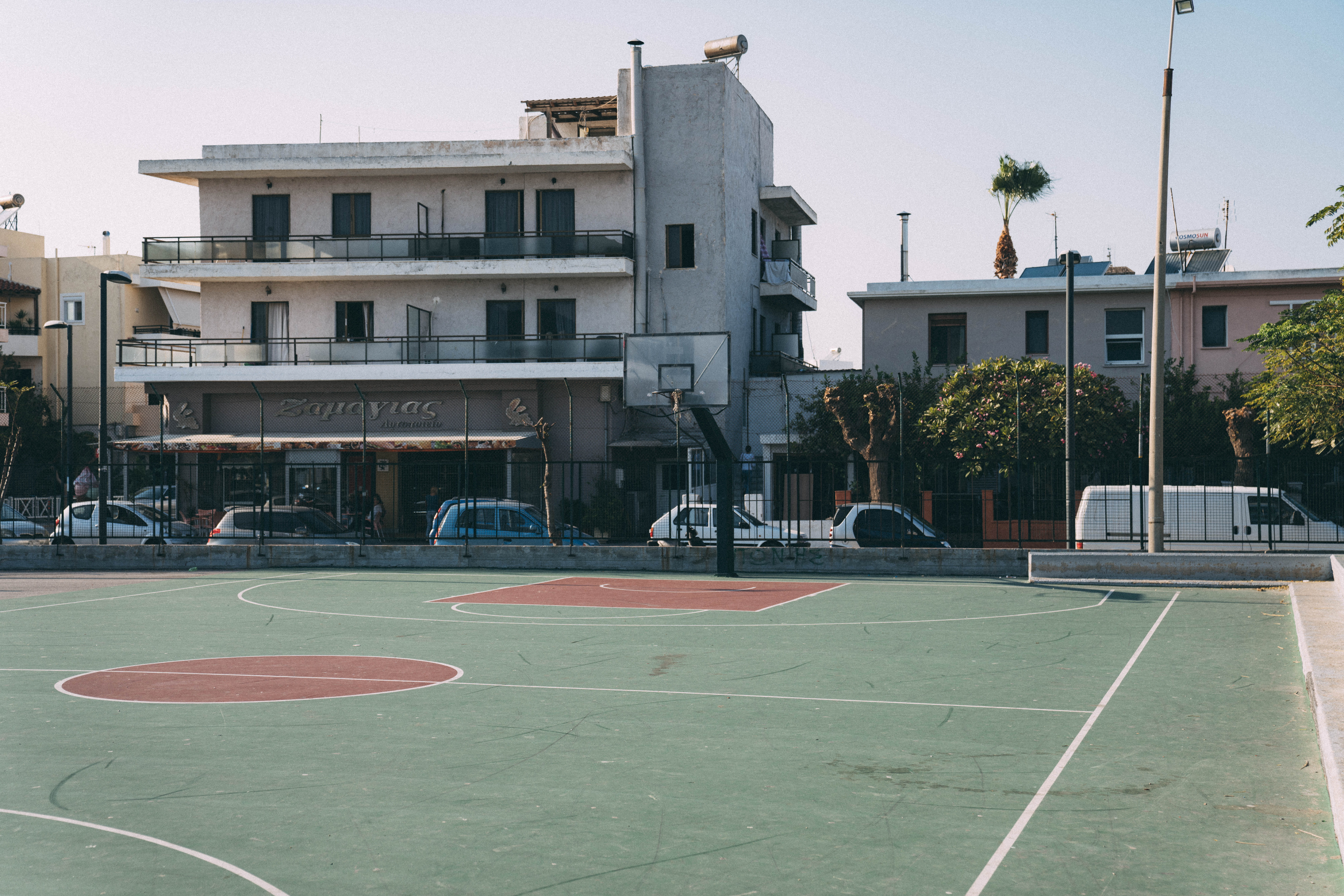 car, automobile, tennis court, basketball hoop, city, built structure, vehicle, outdoors, court, daytime, people, sport, transportation, sports, building exterior, HD Wallpaper