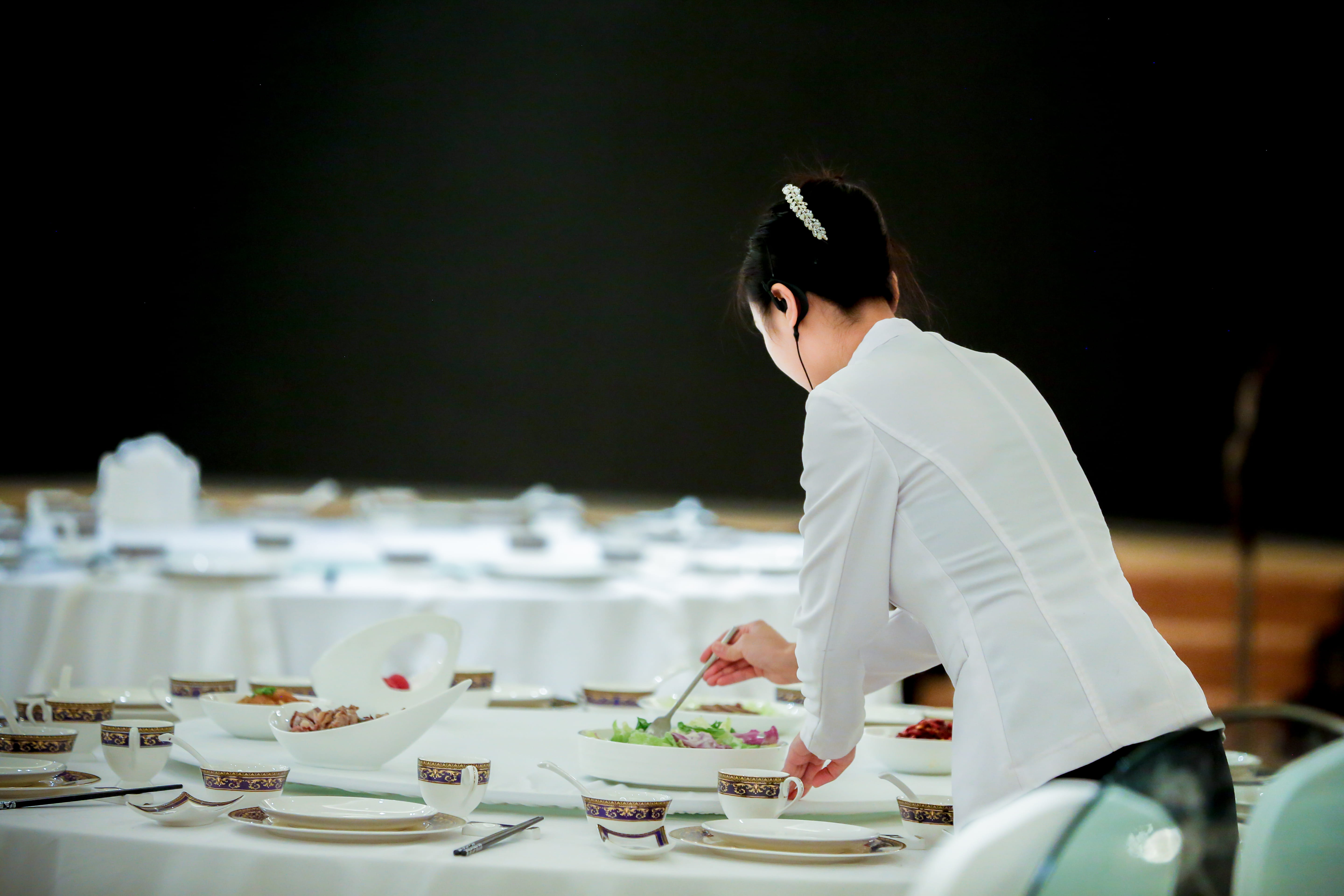 indoors, room, preparing, concentration, dinner, employee, plate, real people, service, table, setting, server, 5K, business, selective focus, uniform, HD Wallpaper