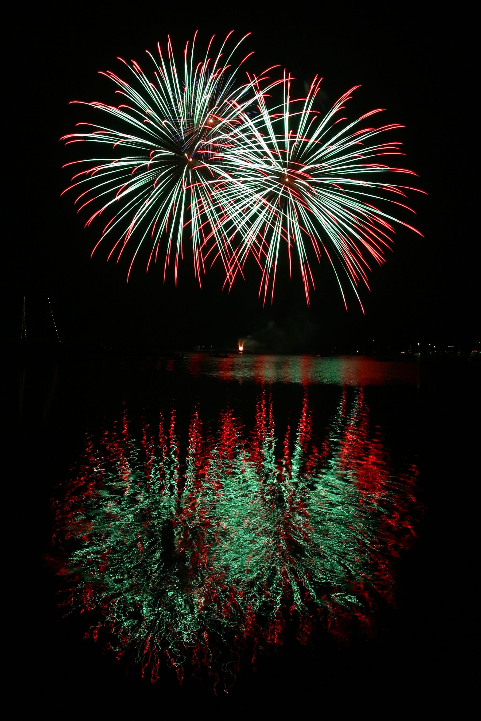 illumination, firework display, burn, water, lights, night photography, motion, nature, glizernd, 2K, festival, illuminated, reflection, multi colored, Phone HD Wallpaper