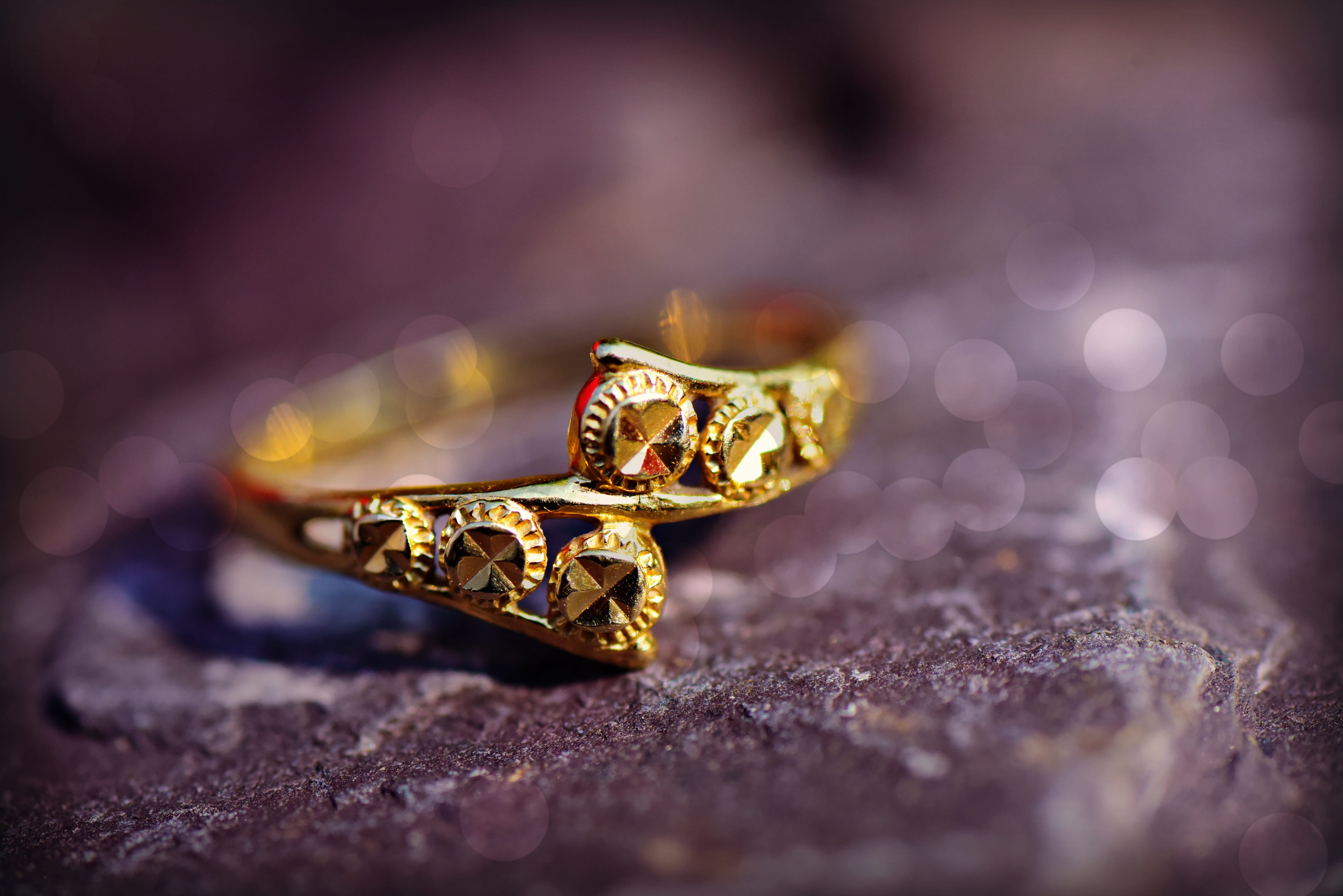 diamond - gemstone, selective focus, still life, close-up, diamond ring, romance, gold, event, precious gem, wedding ring, ring, wealth, golden, luxury, HD Wallpaper