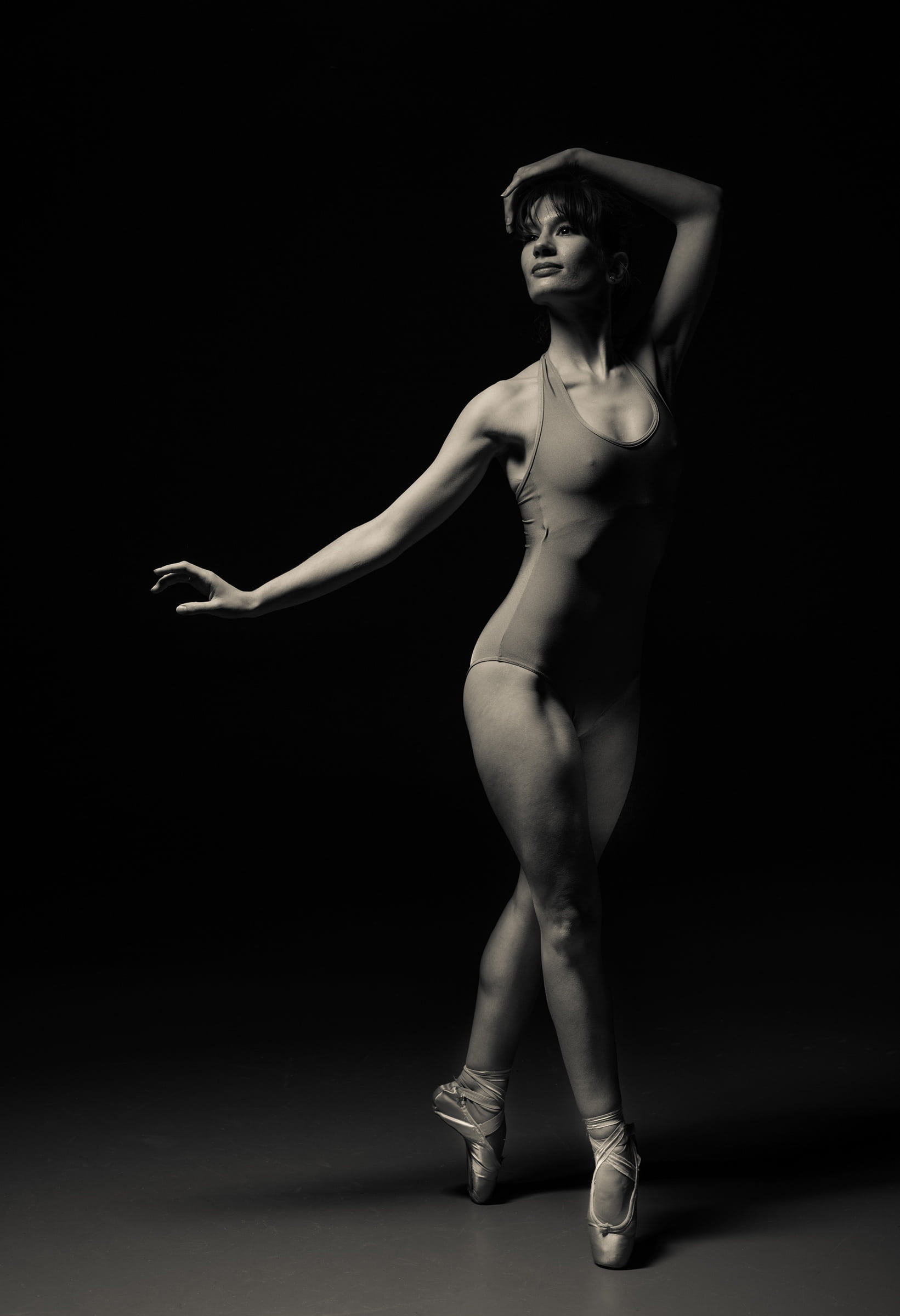 elegance, women, indoors, studio shot, full length, grace, dancer, ballerina, beautiful woman, woman, post, 1080P, hairstyle, body part, fashion, gray, Phone HD Wallpaper