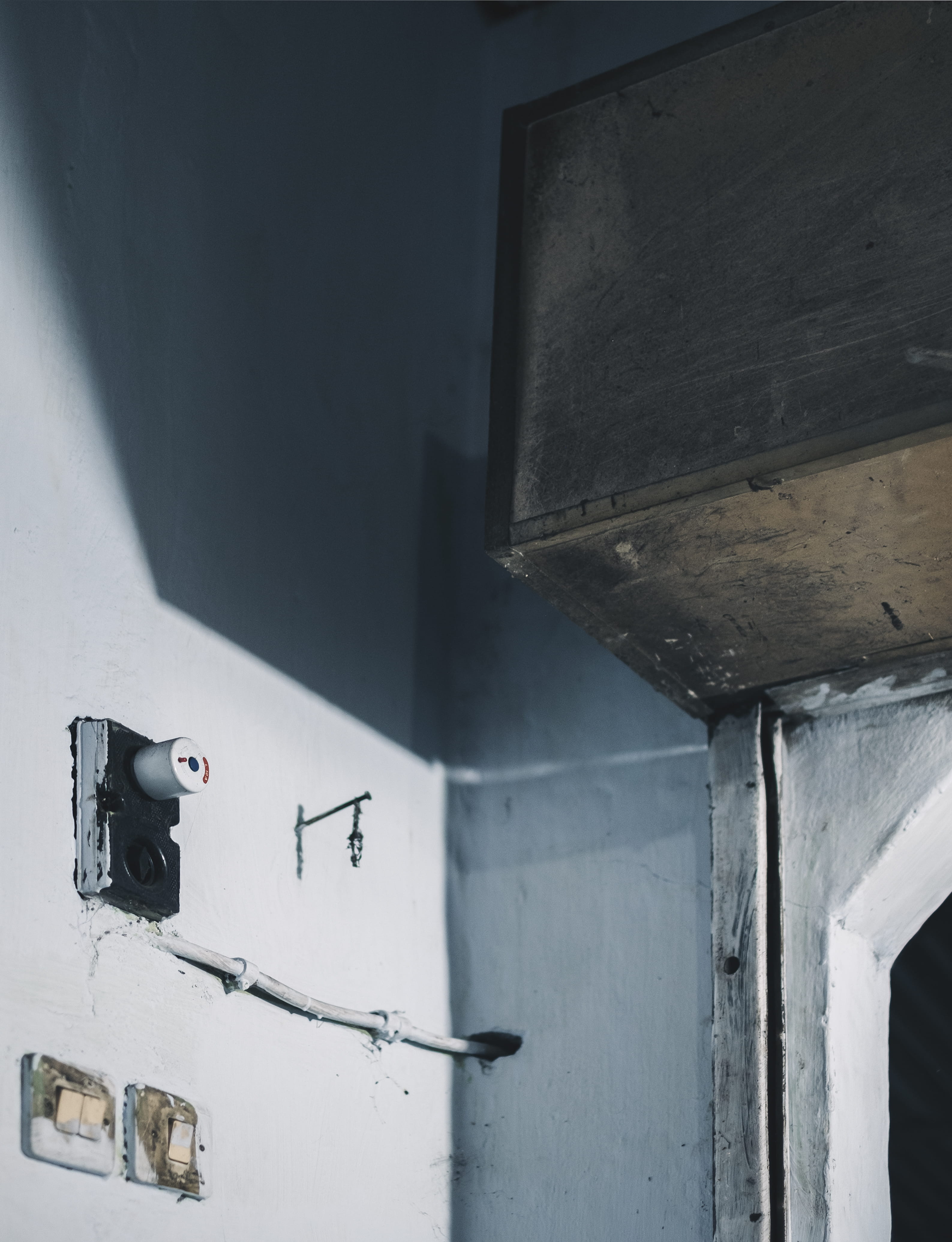 4K, wall - building feature, wood - material, safety, closeup, technology, sunlight, nature, rough, outdoors, corner, connection, painted over, light, Phone HD Wallpaper