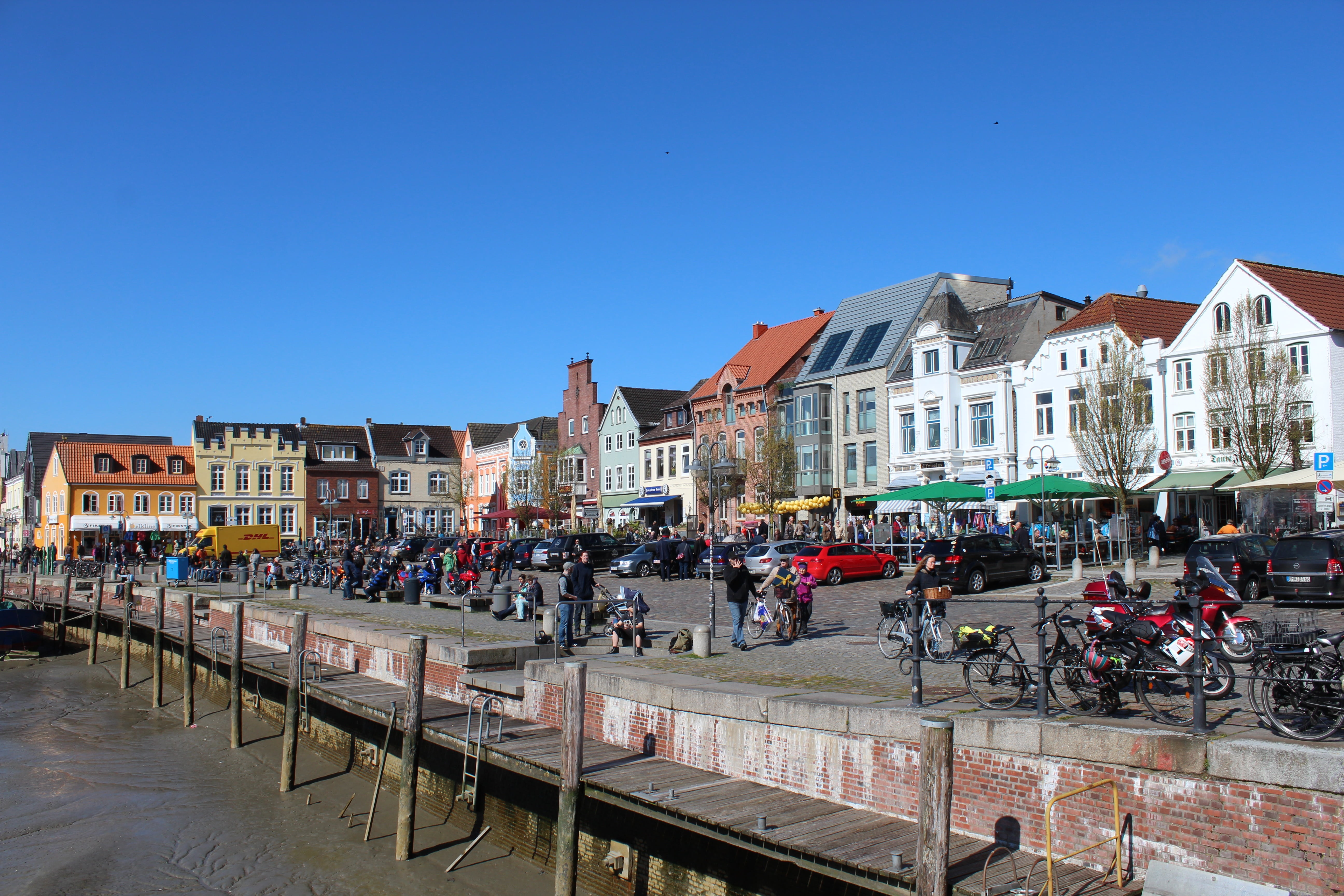 street, architecture, blue, built structure, large group of people, norddeutschand, city, residential district, real people, sky, clear sky, outdoors, travel, HD Wallpaper