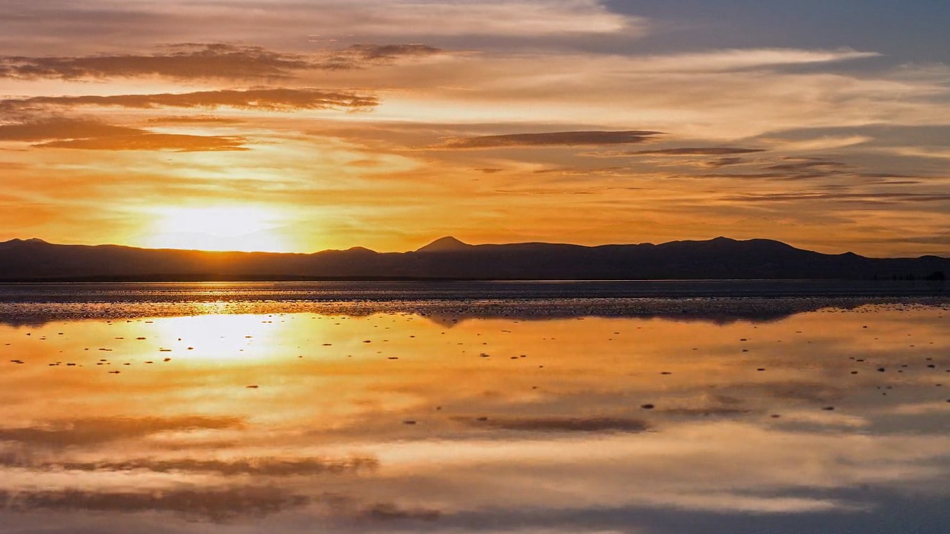 beauty in nature, 720P, reflection, lagoon, sun, landscape, water, outdoors, idyllic, nature, sunset, lake, tranquil scene, salt flat, cloud - sky, land, HD Wallpaper