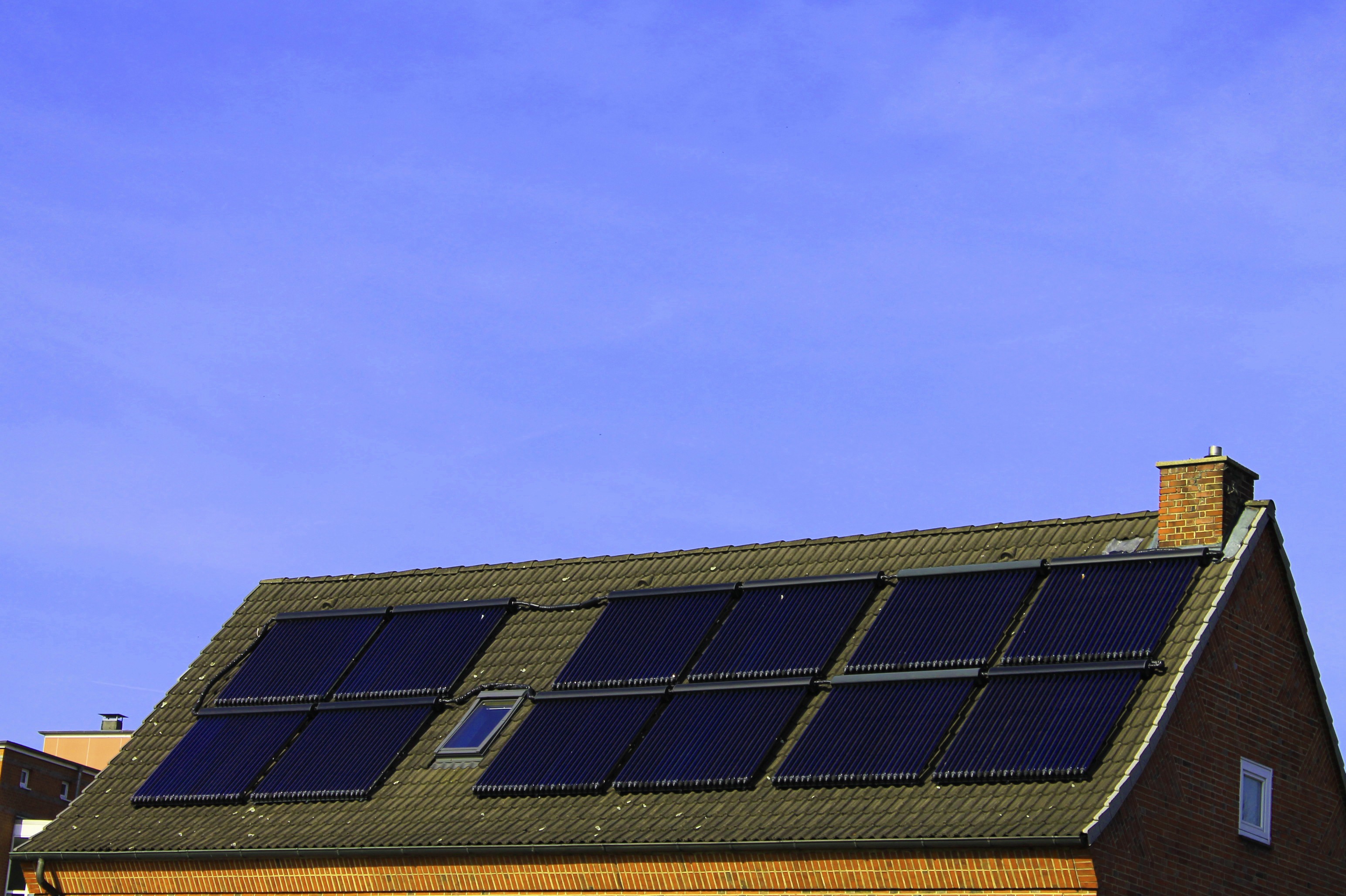 copy space, solarenegergie, solar, nature, solar power, panels, house, 2K, outdoors, solar panel, building exterior, house roof, blue, day, power generation, HD Wallpaper