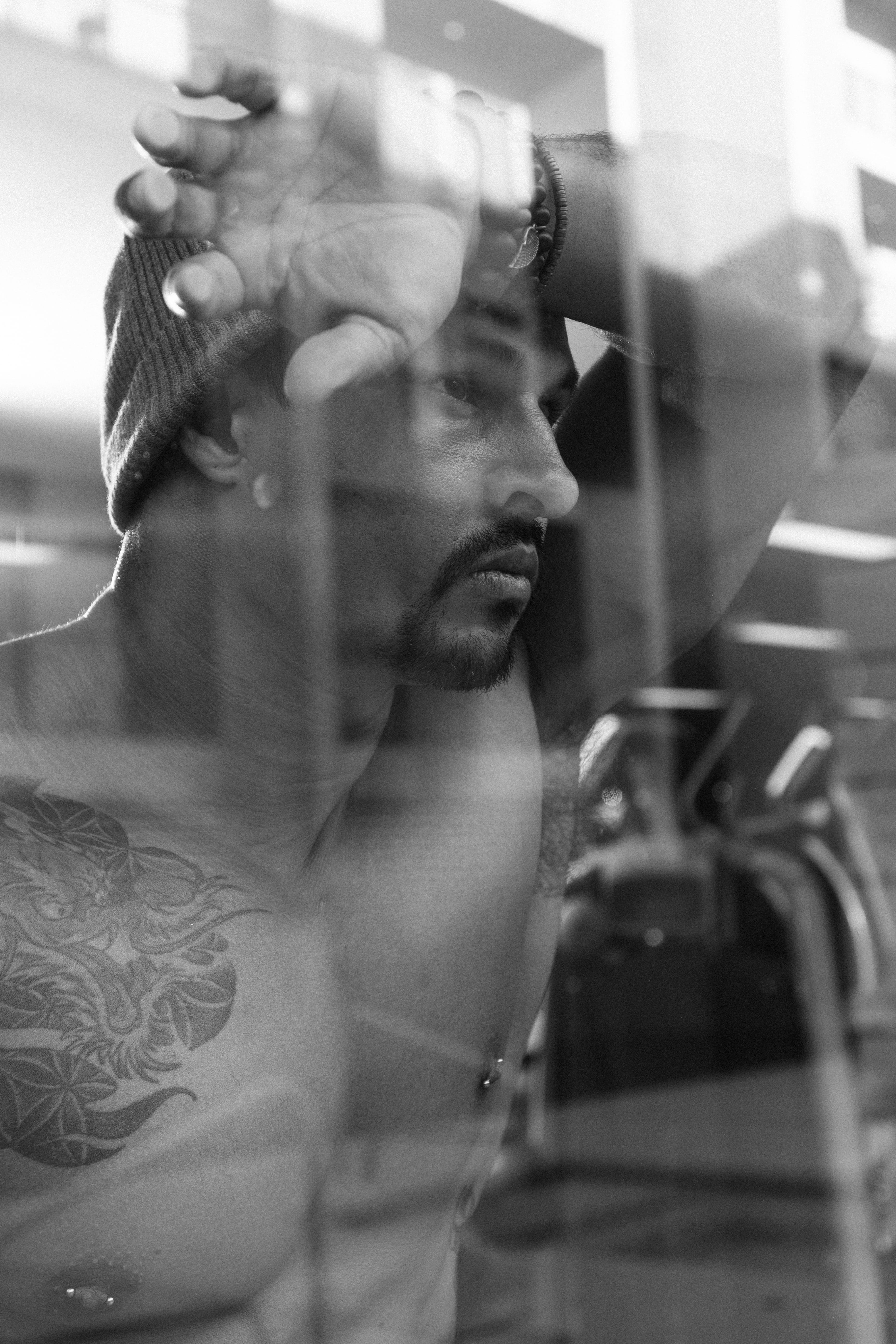 man, adult, real people, 5K, men, motivation, glass - material, mirror, working, one person, model, beanie, indoors, mid adult, black, las vegas, mid adult men, Phone HD Wallpaper