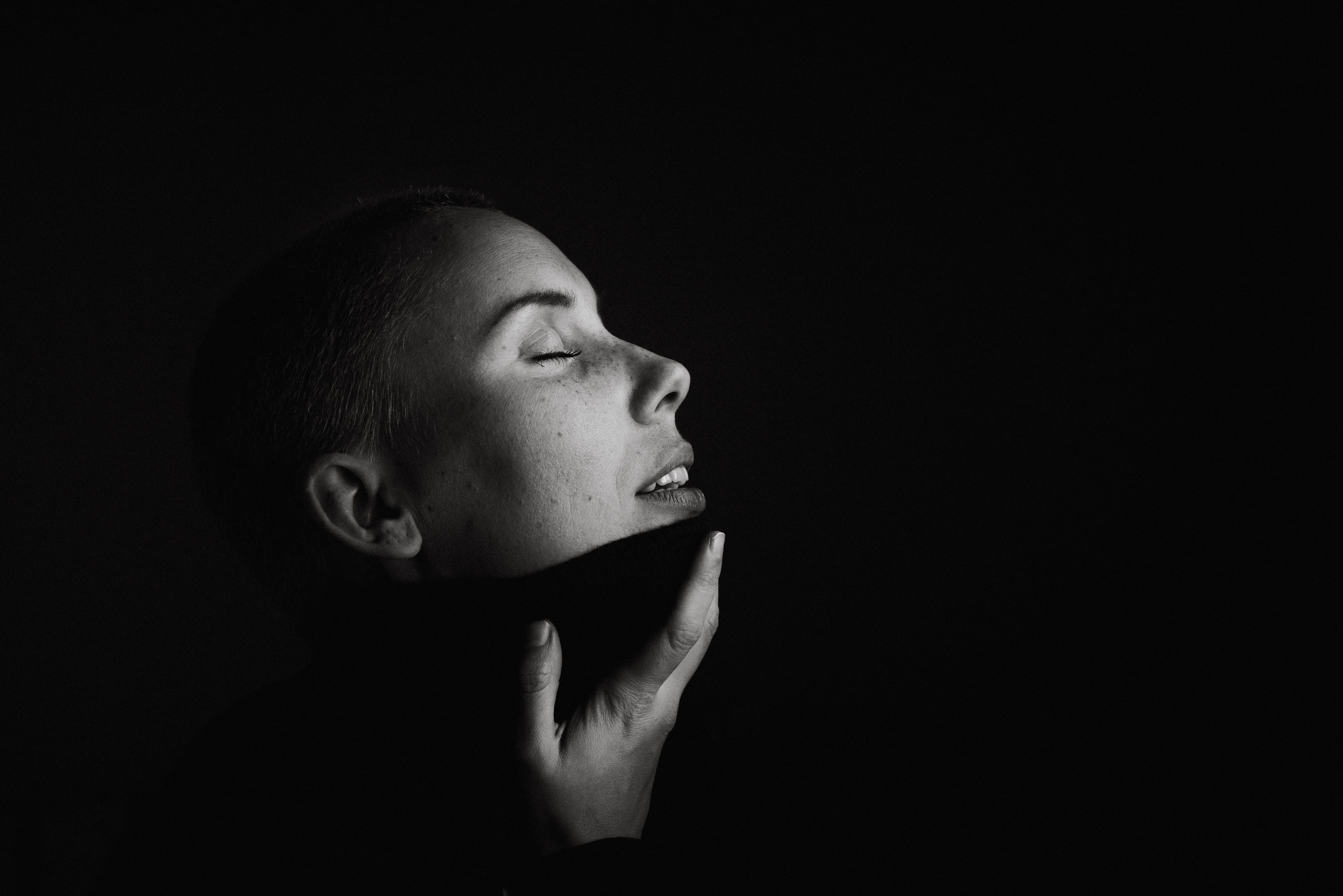 human body part, men, black background, headshot, hand, girl, black-and-white, model, pose, copy space, looking, monochrome, portrait, facial expression, HD Wallpaper