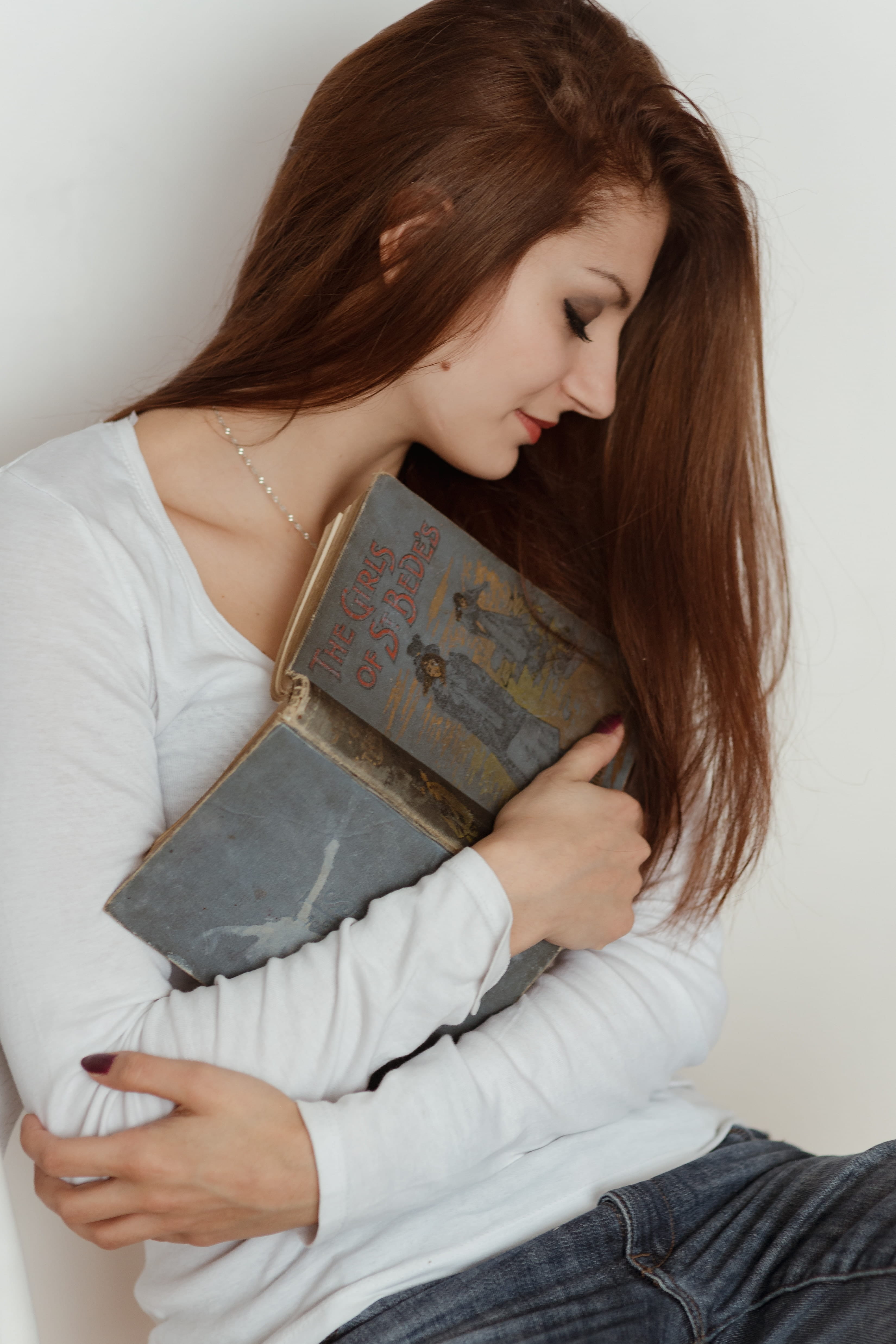 relaxing, women, brown hair, girl, three quarter length, female, reading, young, adult, lifestyles, indoor, student, beautiful woman, one person, hairstyle, Phone HD Wallpaper